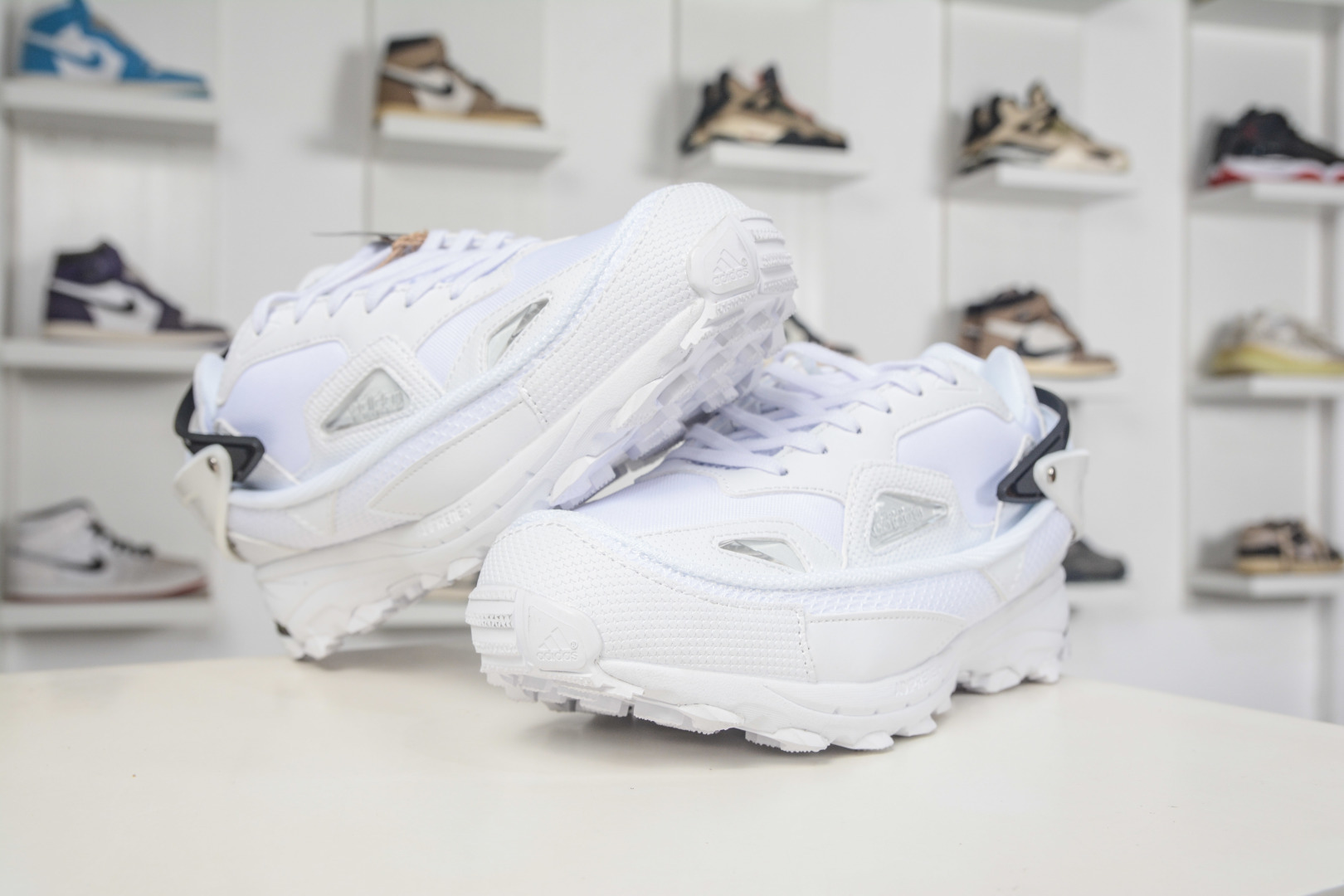 RAF SIMONS RUNNER 潮流运动 圆头系带 低帮休闲鞋采用光滑皮革 B24110 RAF SIMONS RUNNER 潮流运动 圆头系带 低帮休闲鞋采用光滑皮革 B24110