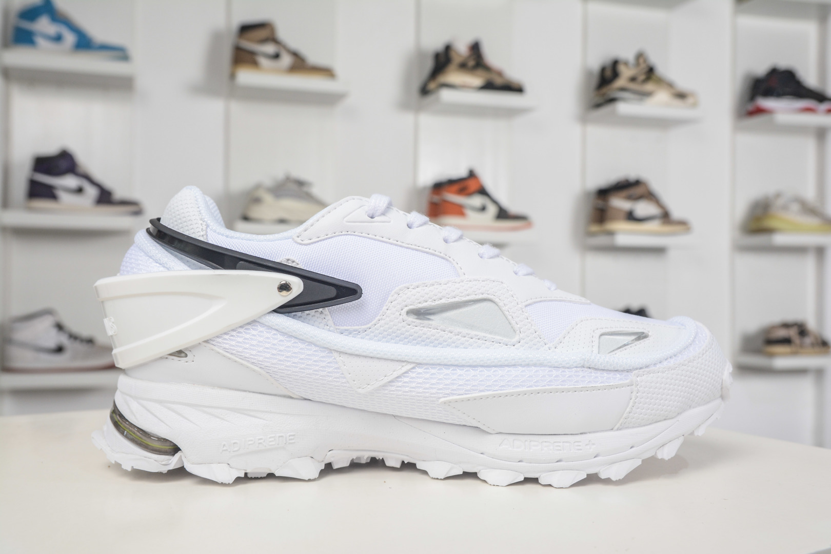 RAF SIMONS RUNNER 潮流运动 圆头系带 低帮休闲鞋采用光滑皮革 B24110 RAF SIMONS RUNNER 潮流运动 圆头系带 低帮休闲鞋采用光滑皮革 B24110