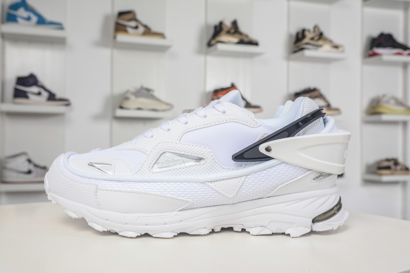 RAF SIMONS RUNNER 潮流运动 圆头系带 低帮休闲鞋采用光滑皮革 B24110 RAF SIMONS RUNNER 潮流运动 圆头系带 低帮休闲鞋采用光滑皮革 B24110