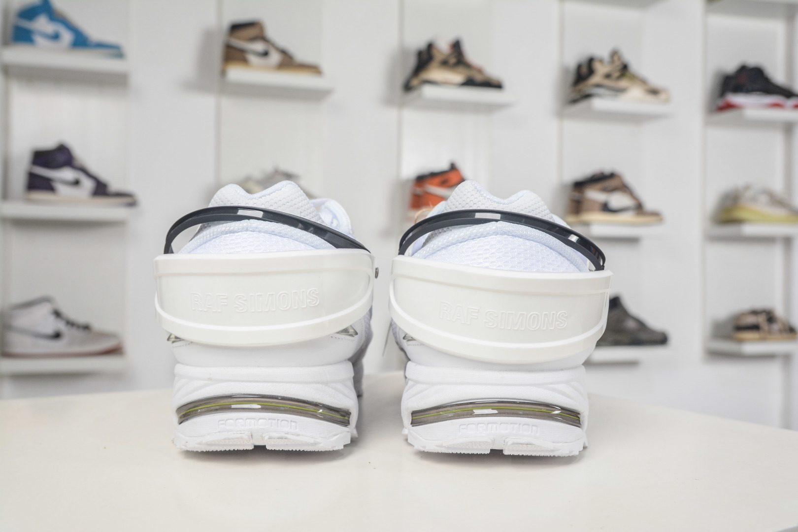 RAF SIMONS RUNNER 潮流运动 圆头系带 低帮休闲鞋采用光滑皮革 B24110 RAF SIMONS RUNNER 潮流运动 圆头系带 低帮休闲鞋采用光滑皮革 B24110