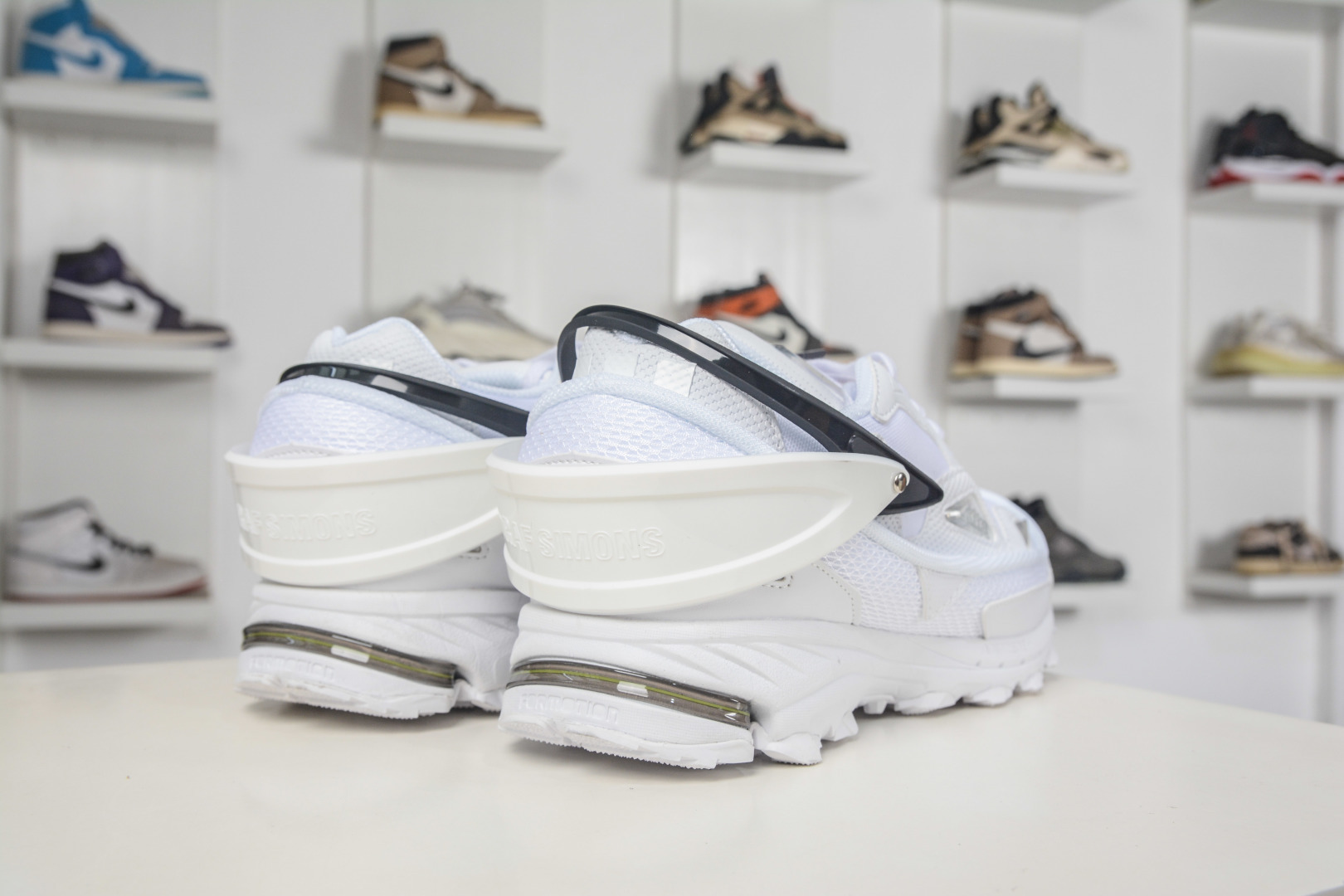 RAF SIMONS RUNNER 潮流运动 圆头系带 低帮休闲鞋采用光滑皮革 B24110 RAF SIMONS RUNNER 潮流运动 圆头系带 低帮休闲鞋采用光滑皮革 B24110