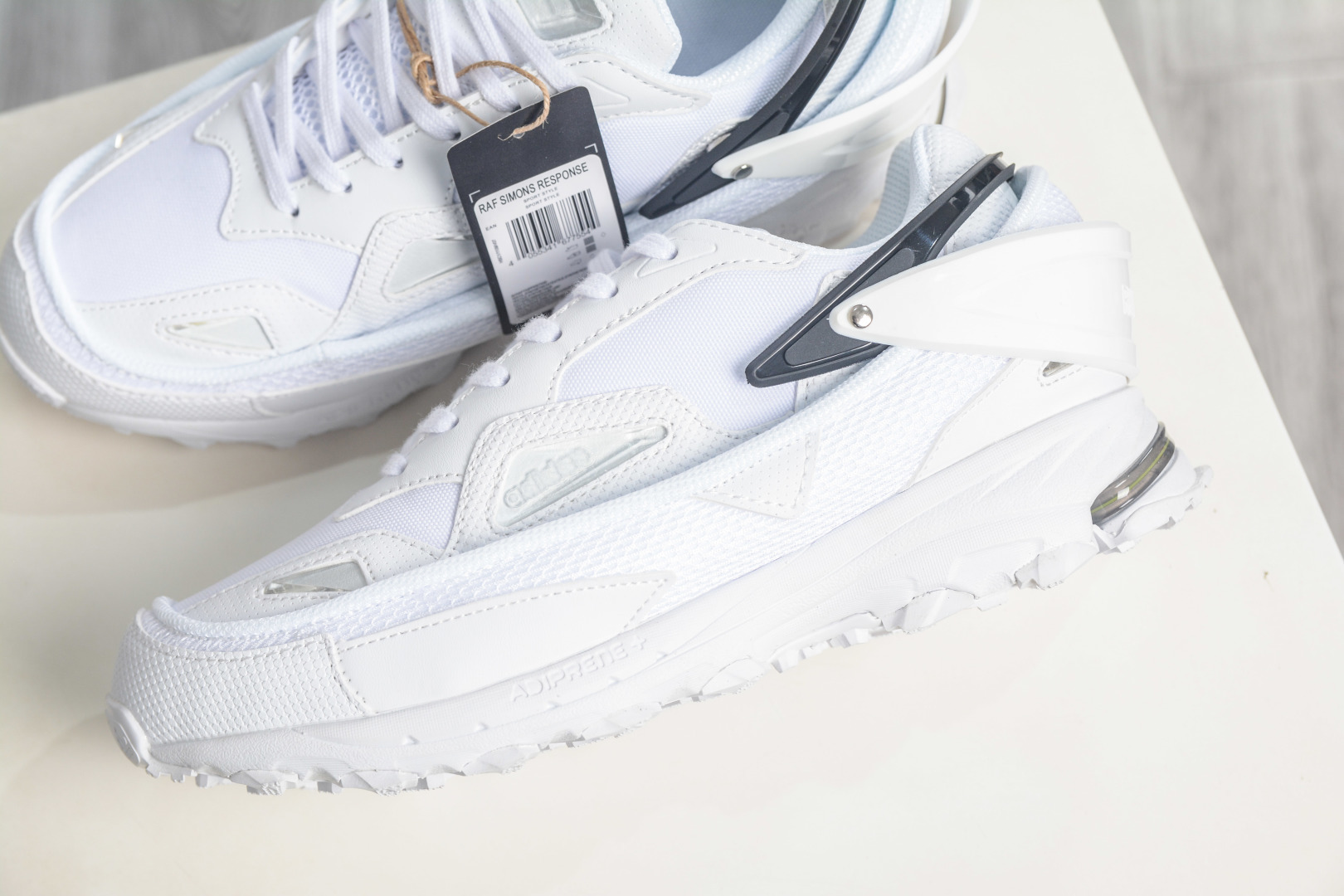 RAF SIMONS RUNNER 潮流运动 圆头系带 低帮休闲鞋采用光滑皮革 B24110 RAF SIMONS RUNNER 潮流运动 圆头系带 低帮休闲鞋采用光滑皮革 B24110