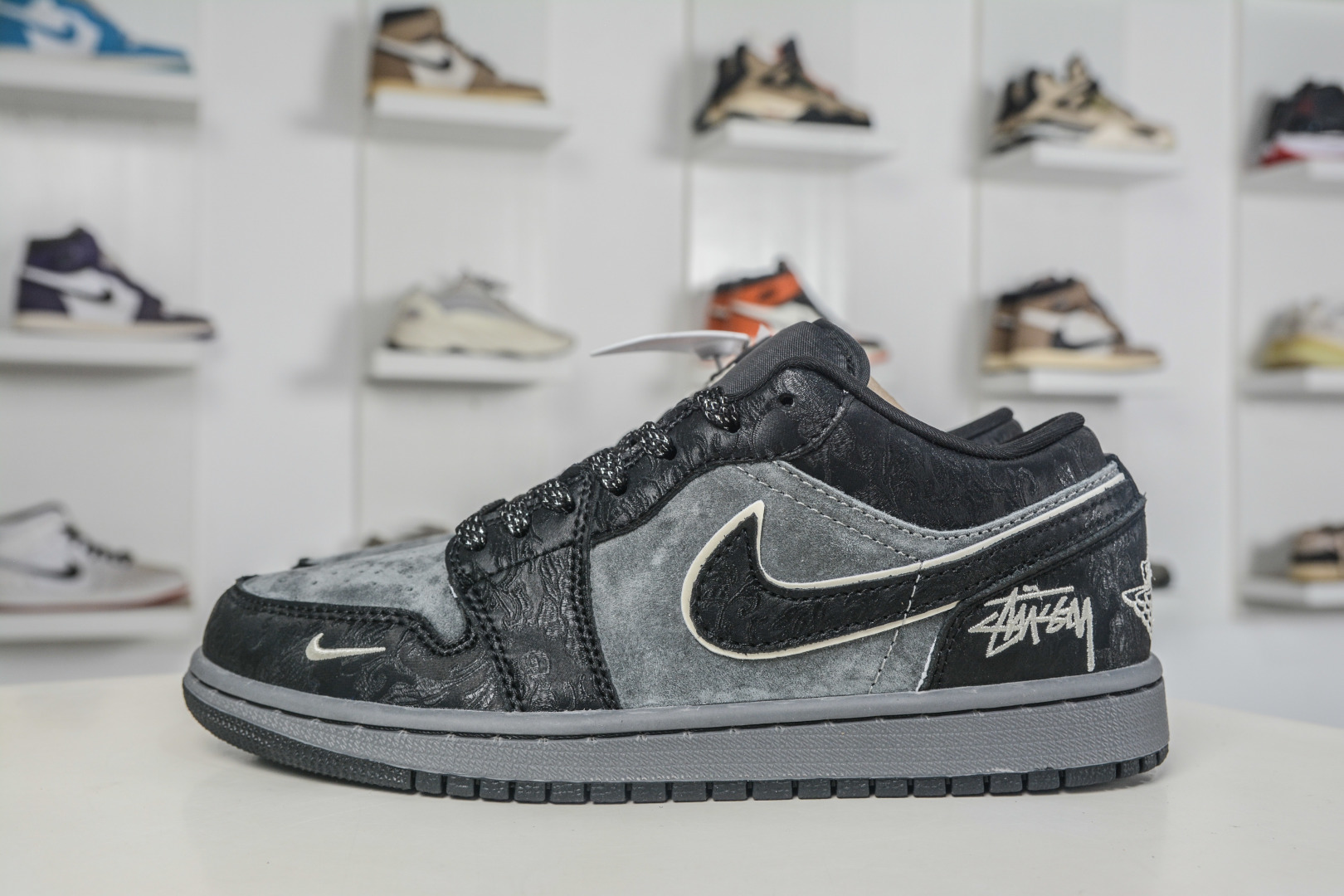 Air Jordan 1 Retro Low x Stussy 斯图西联名-黑灰 LD8888-015 Air Jordan 1 Retro Low x Stussy 斯图西联名-黑灰 LD8888-015