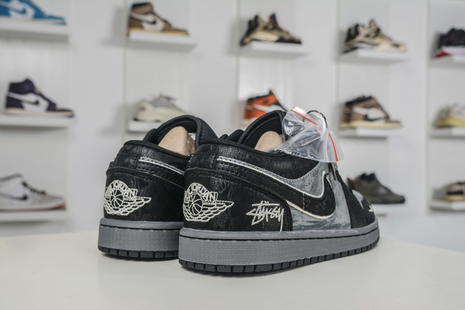 Air Jordan 1 Retro Low x Stussy 斯图西联名-黑灰 LD8888-015 Air Jordan 1 Retro Low x Stussy 斯图西联名-黑灰 LD8888-015