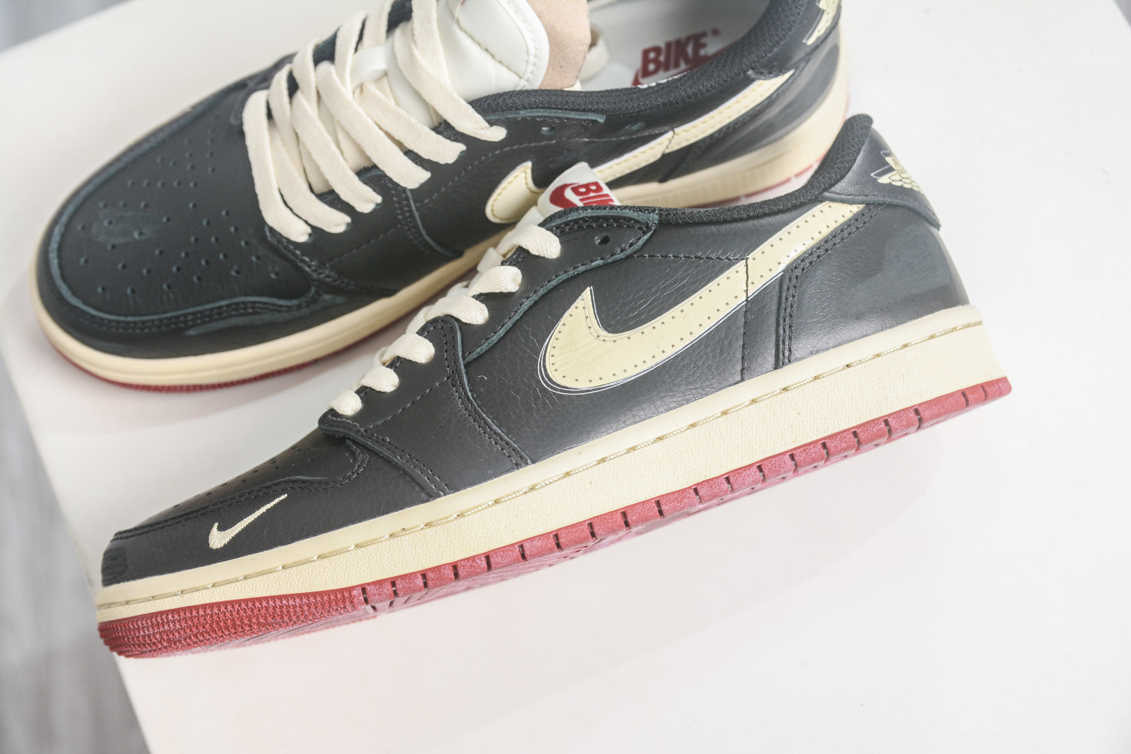 DTNigel Sylvester x Jordan Air Jordan 1 Retro Low Nitro ”Better With Time” 联名白黑红 IB8958-001 DTNigel Sylvester x Jordan Air Jordan 1 Retro Low Nitro ”Better With Time” 联名白黑红 IB8958-001
