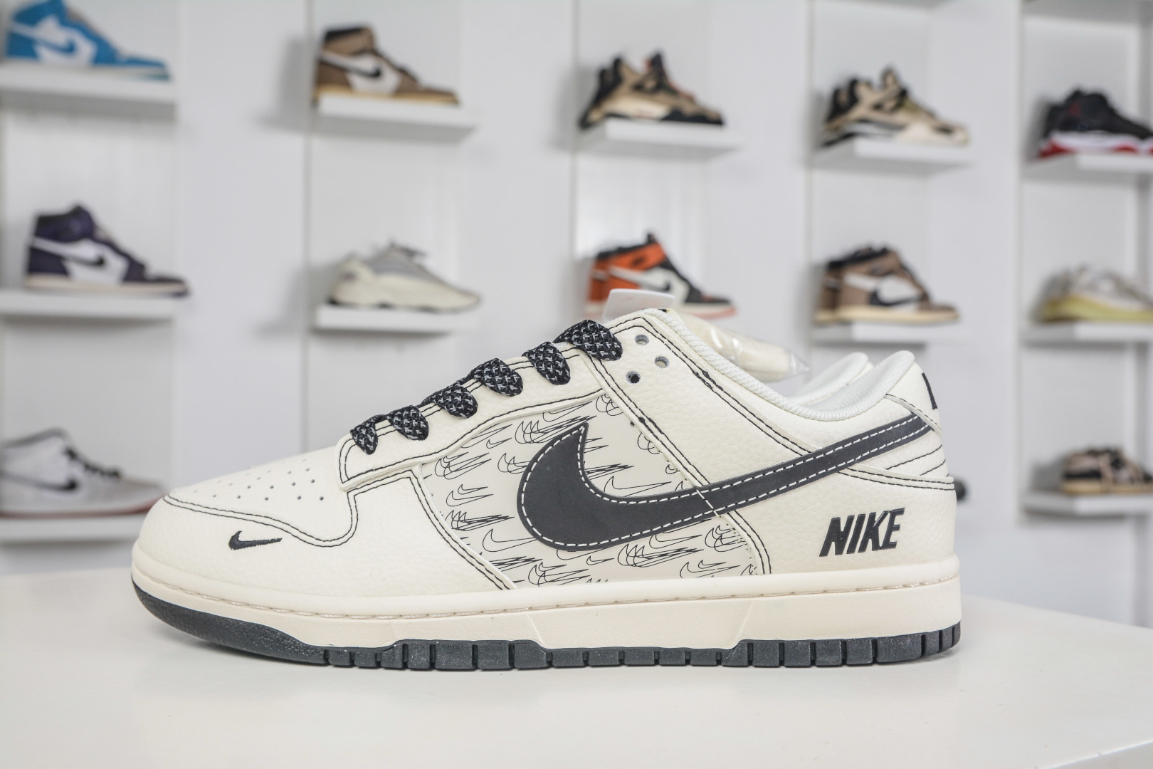 Nike SB Dunk Low x NIKE 耐克联名-米黑多小勾 HH7518-094 Nike SB Dunk Low x NIKE 耐克联名-米黑多小勾 HH7518-094