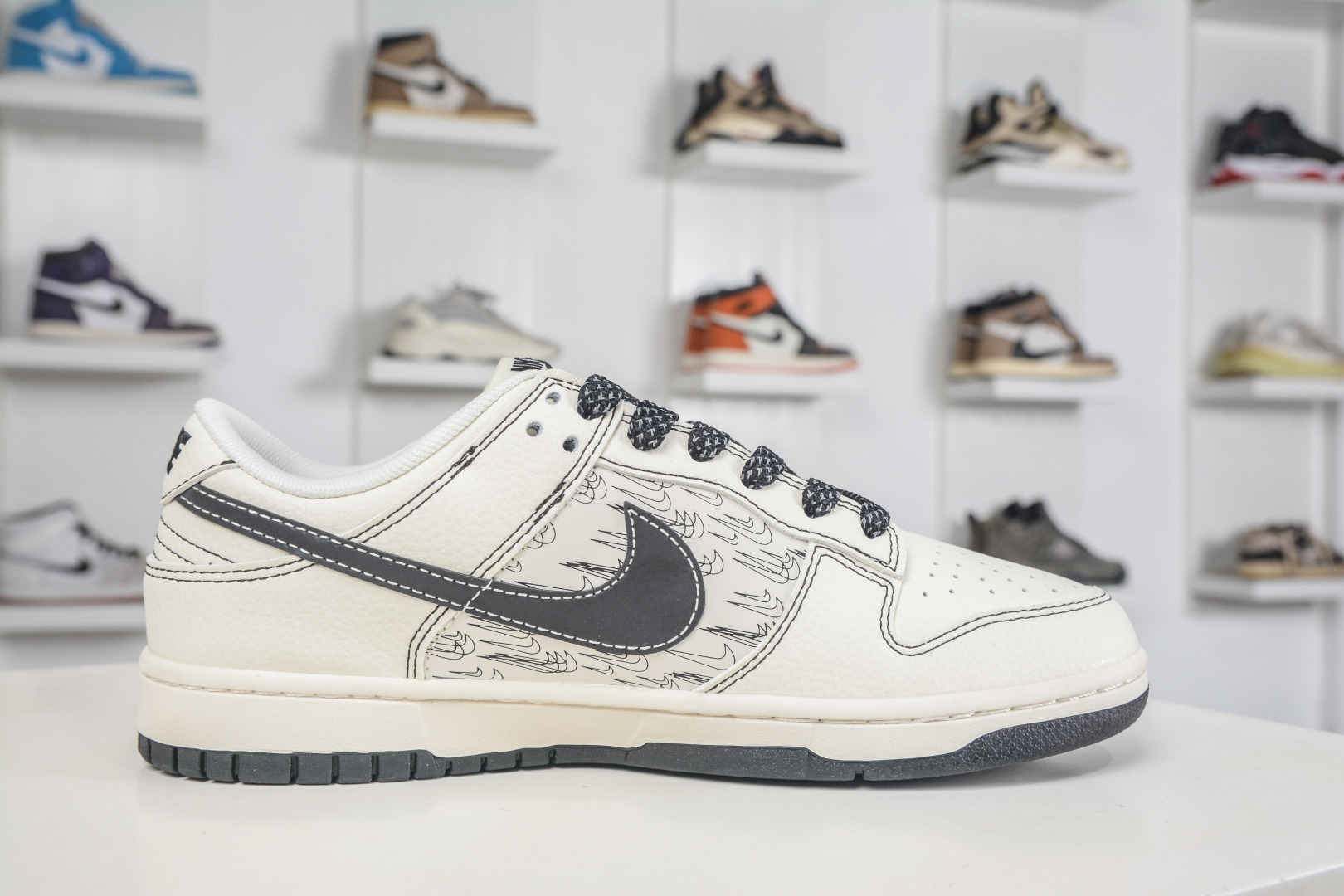 Nike SB Dunk Low x NIKE 耐克联名-米黑多小勾 HH7518-094 Nike SB Dunk Low x NIKE 耐克联名-米黑多小勾 HH7518-094