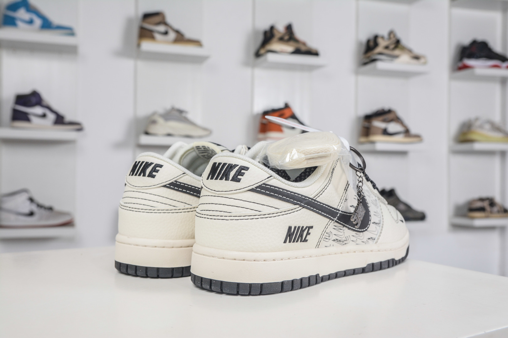 Nike SB Dunk Low x NIKE 耐克联名-米黑多小勾 HH7518-094 Nike SB Dunk Low x NIKE 耐克联名-米黑多小勾 HH7518-094