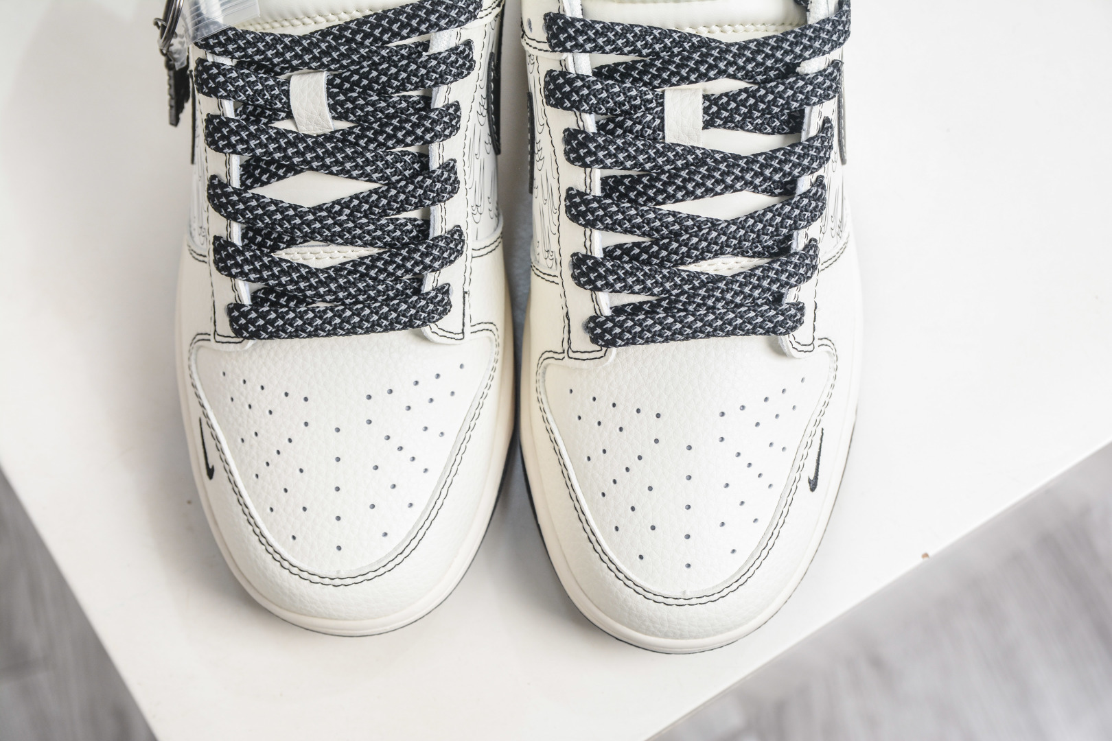Nike SB Dunk Low x NIKE 耐克联名-米黑多小勾 HH7518-094 Nike SB Dunk Low x NIKE 耐克联名-米黑多小勾 HH7518-094