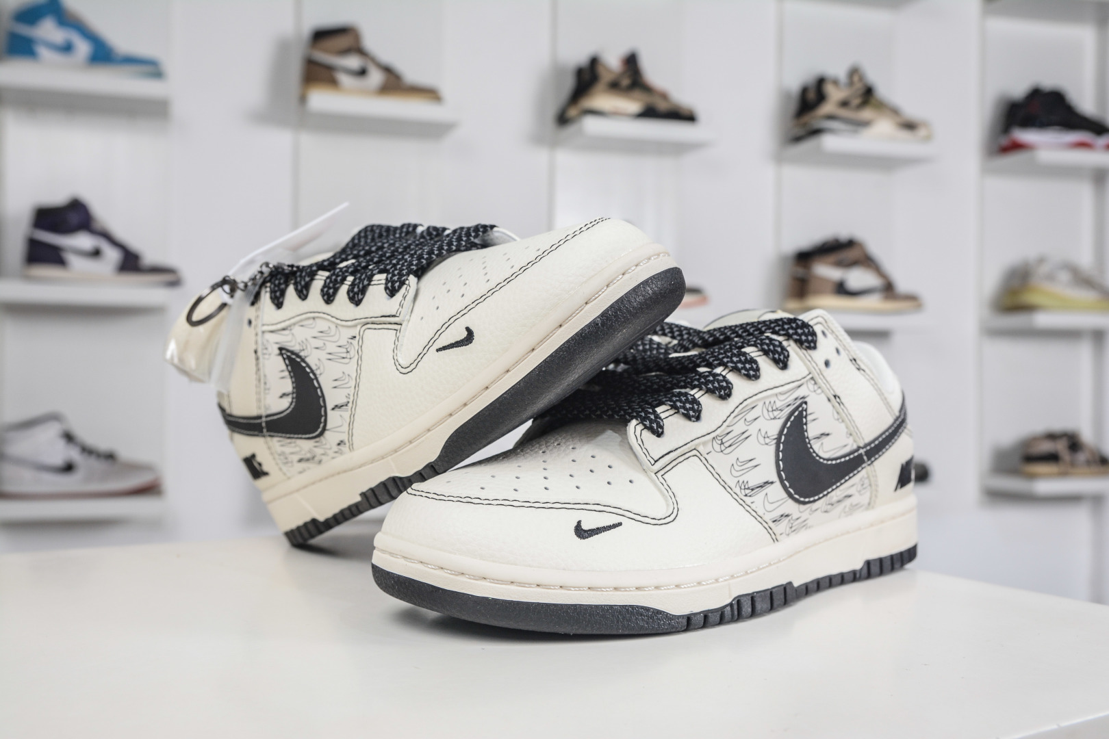 Nike SB Dunk Low x NIKE 耐克联名-米黑多小勾 HH7518-094 Nike SB Dunk Low x NIKE 耐克联名-米黑多小勾 HH7518-094