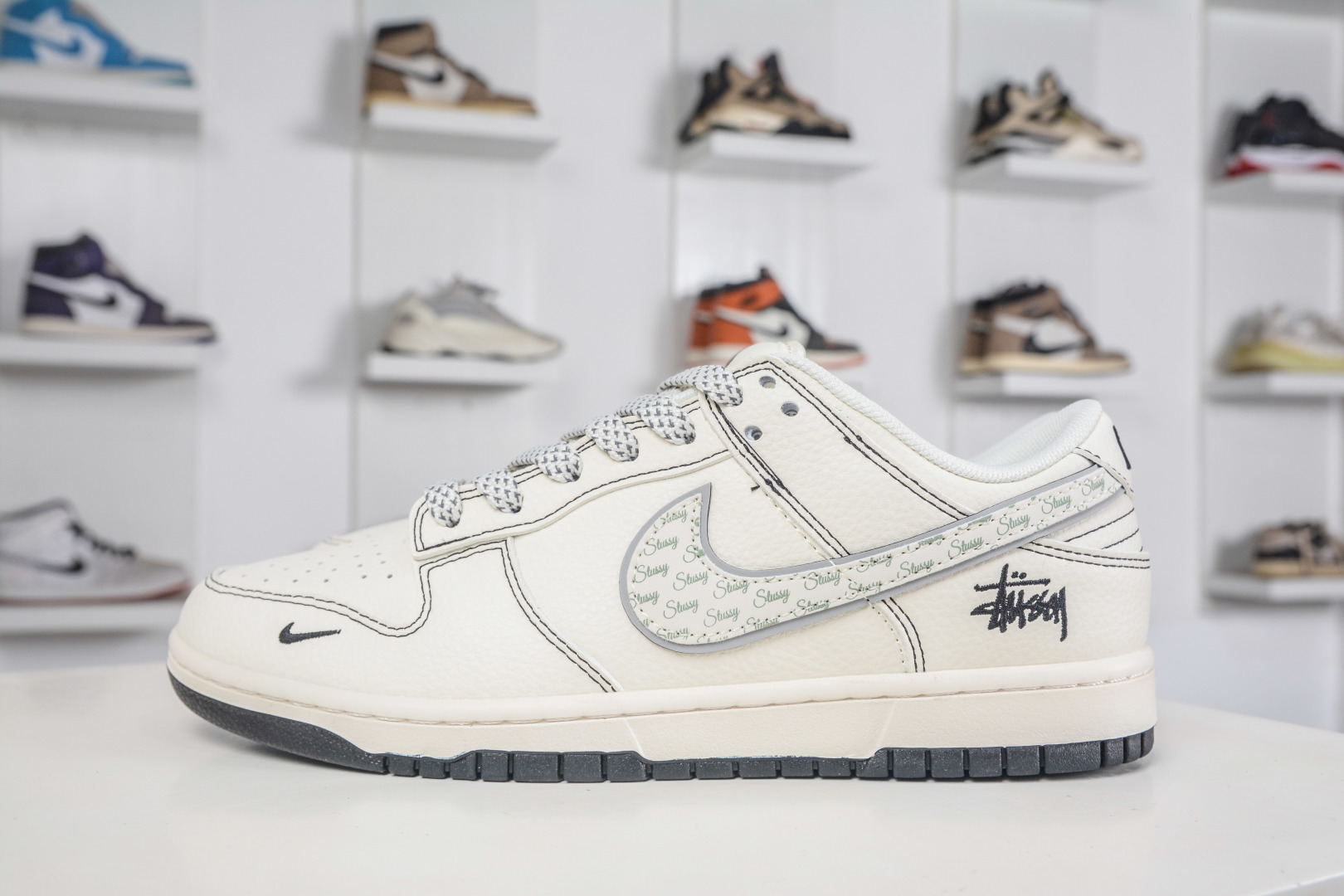 Nike SB Dunk Low X Stussy 斯图西联名-米黑线灰银 HH7518-097 Nike SB Dunk Low X Stussy 斯图西联名-米黑线灰银 HH7518-097