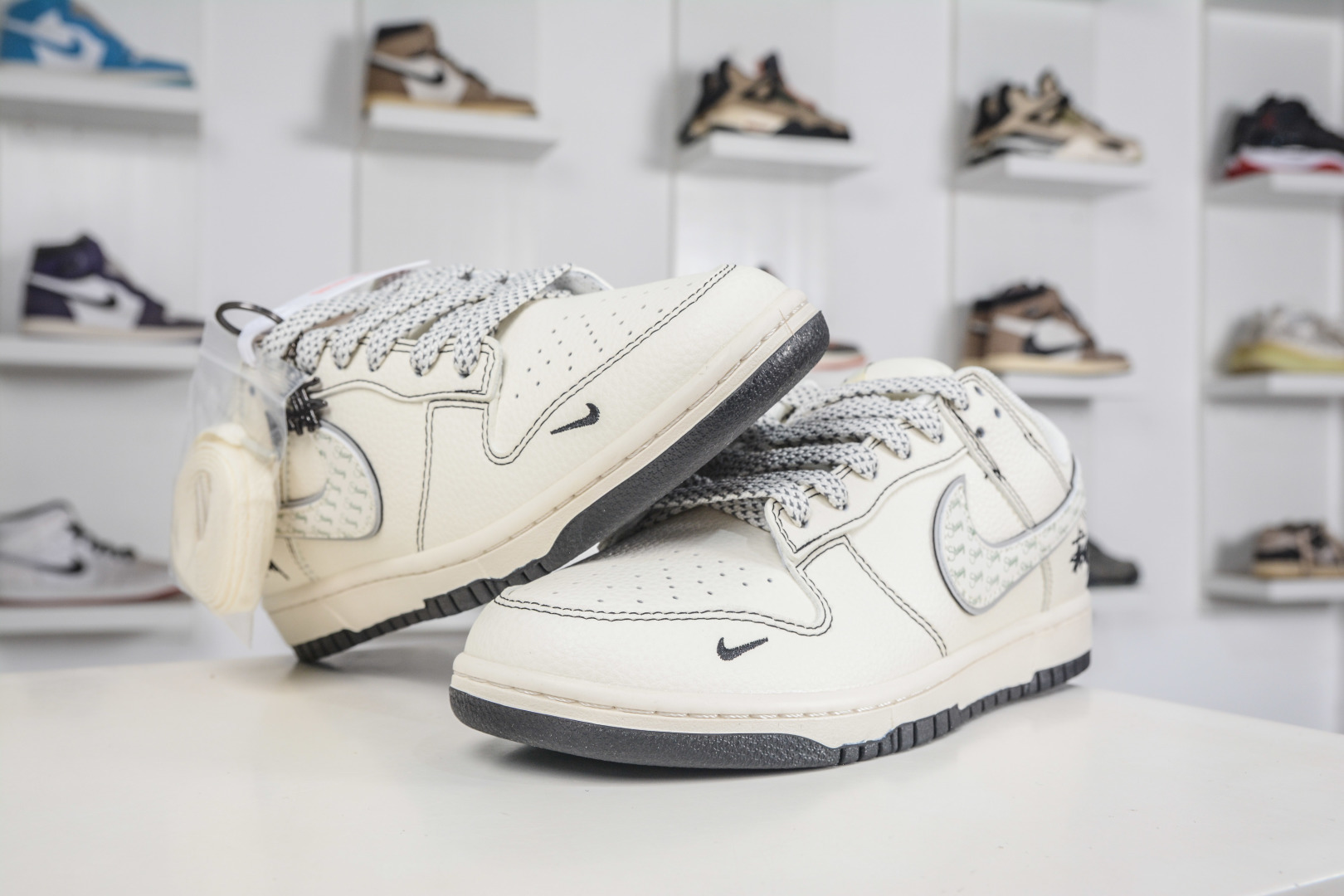 Nike SB Dunk Low X Stussy 斯图西联名-米黑线灰银 HH7518-097 Nike SB Dunk Low X Stussy 斯图西联名-米黑线灰银 HH7518-097