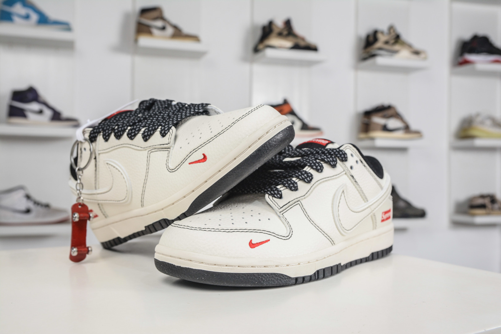 Nike SB Dunk Low x Superme SUP联名-米白黑缝线 HH7518-098 Nike SB Dunk Low x Superme SUP联名-米白黑缝线 HH7518-098