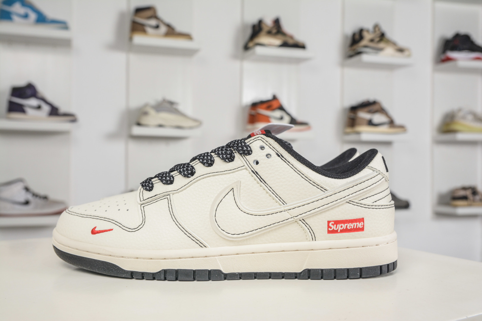 Nike SB Dunk Low x Superme SUP联名-米白黑缝线 HH7518-098 Nike SB Dunk Low x Superme SUP联名-米白黑缝线 HH7518-098