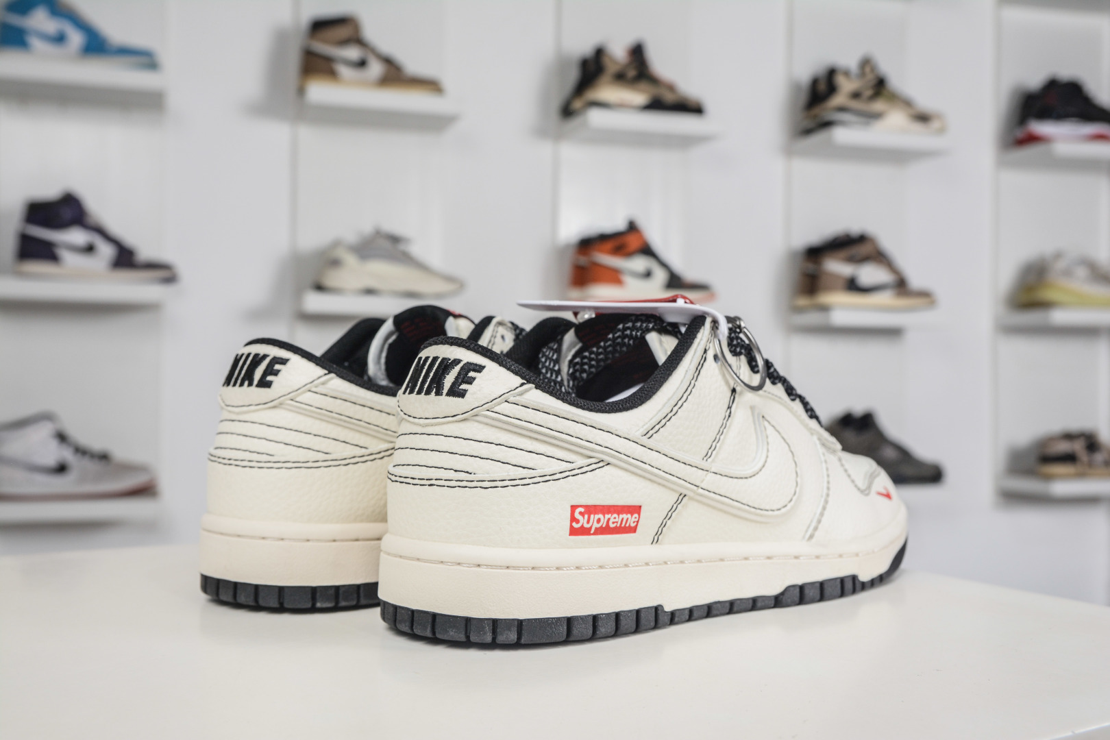 Nike SB Dunk Low x Superme SUP联名-米白黑缝线 HH7518-098 Nike SB Dunk Low x Superme SUP联名-米白黑缝线 HH7518-098