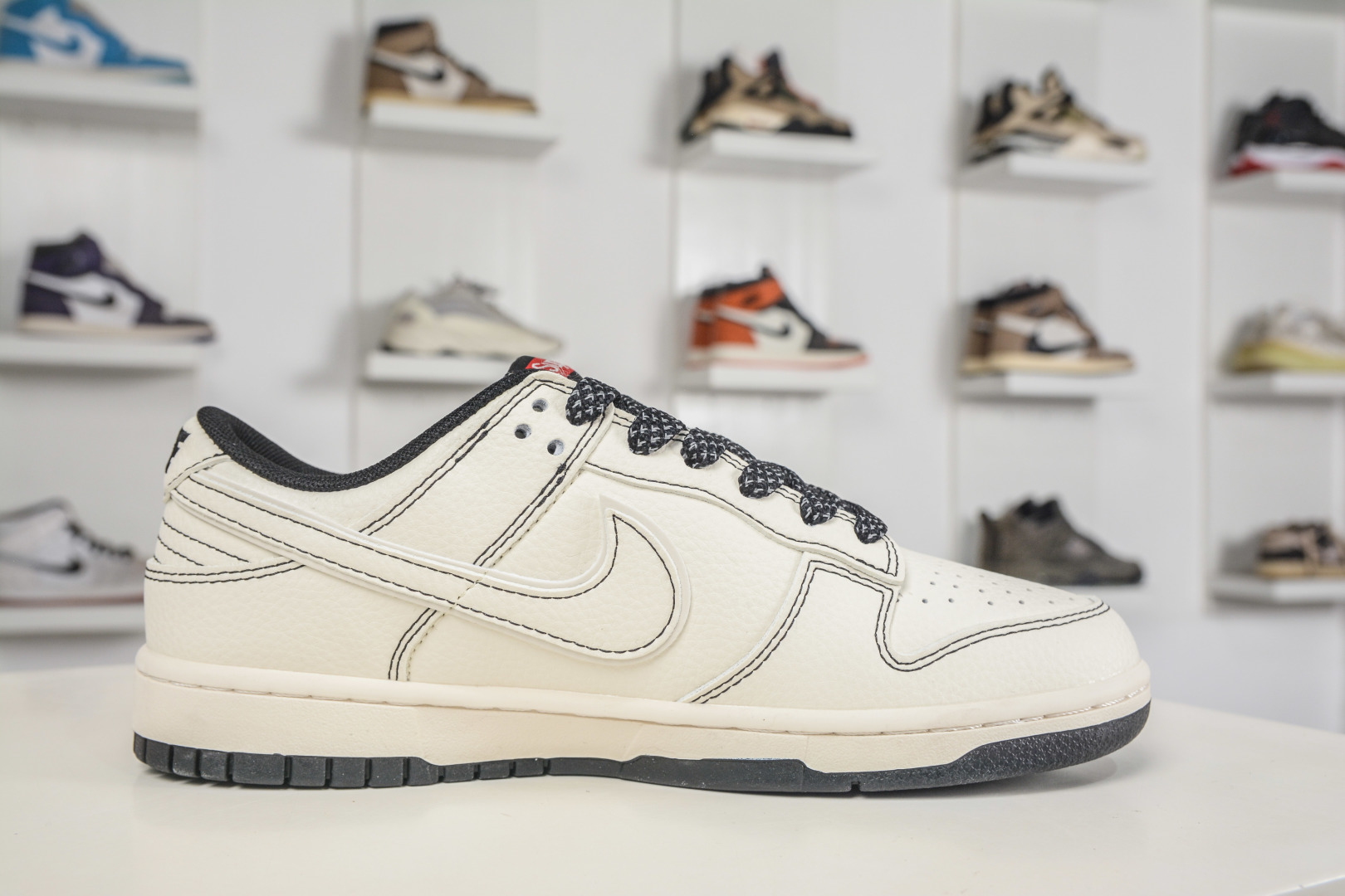 Nike SB Dunk Low x Superme SUP联名-米白黑缝线 HH7518-098 Nike SB Dunk Low x Superme SUP联名-米白黑缝线 HH7518-098