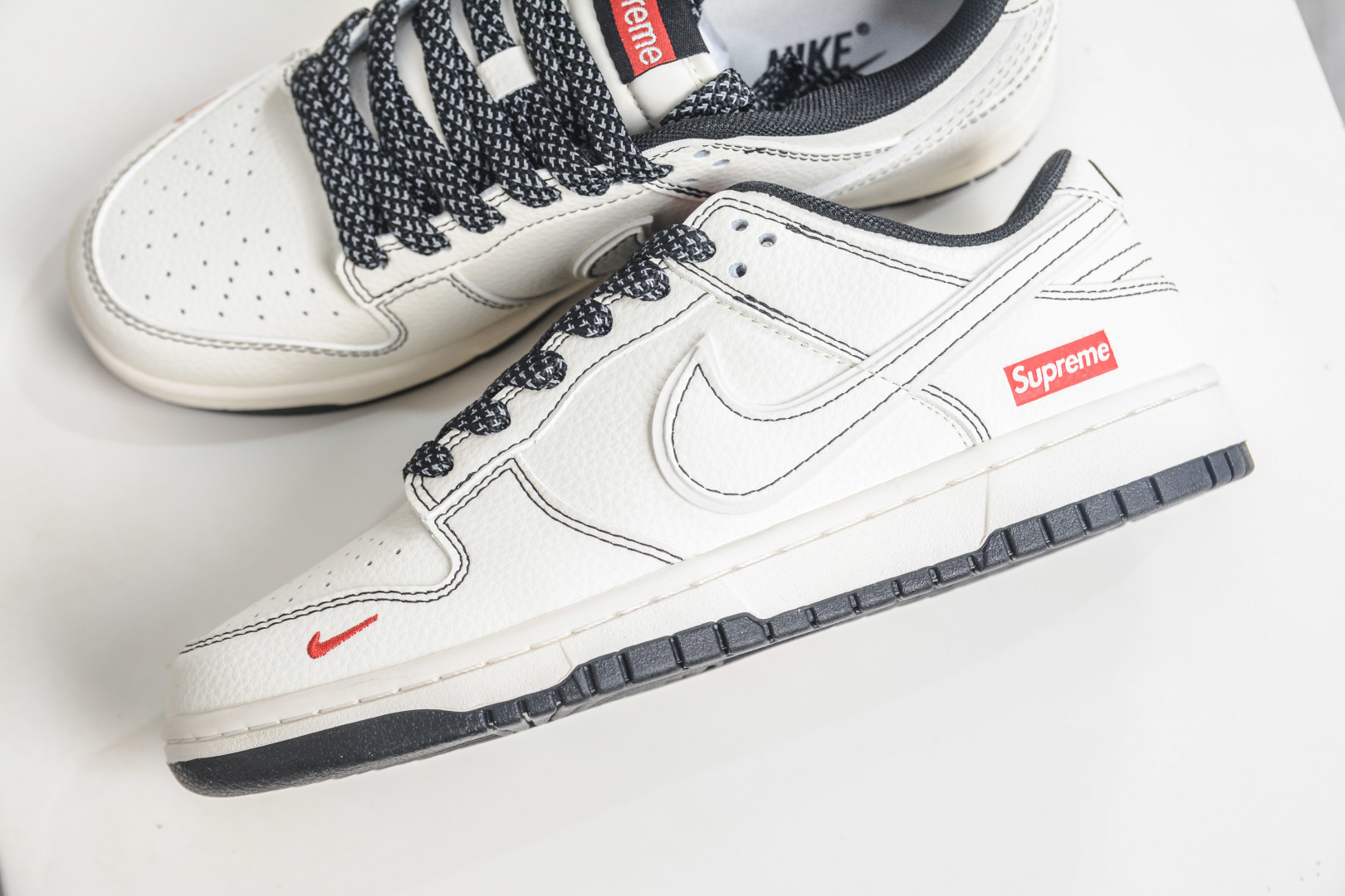 Nike SB Dunk Low x Superme SUP联名-米白黑缝线 HH7518-098 Nike SB Dunk Low x Superme SUP联名-米白黑缝线 HH7518-098