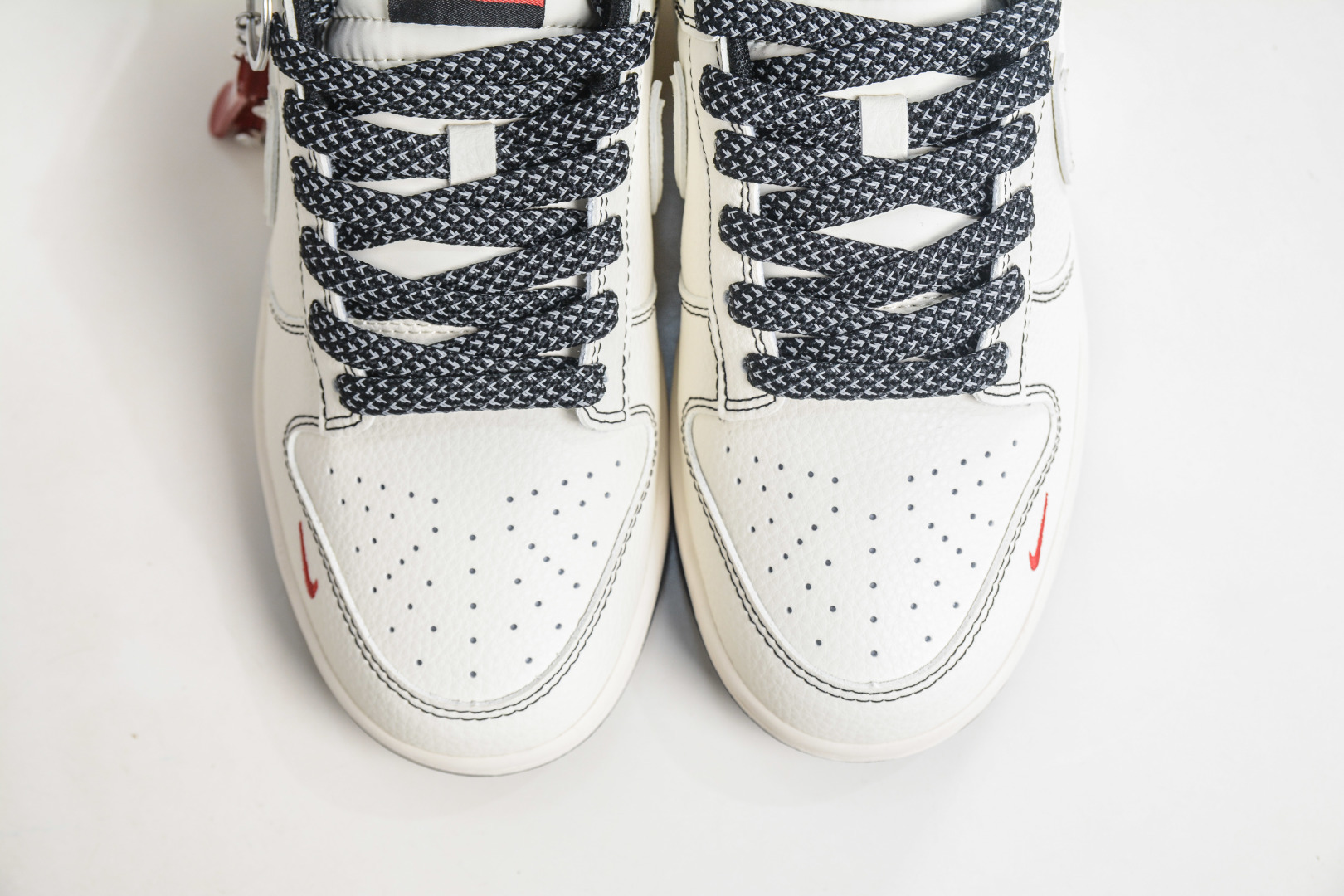 Nike SB Dunk Low x Superme SUP联名-米白黑缝线 HH7518-098 Nike SB Dunk Low x Superme SUP联名-米白黑缝线 HH7518-098