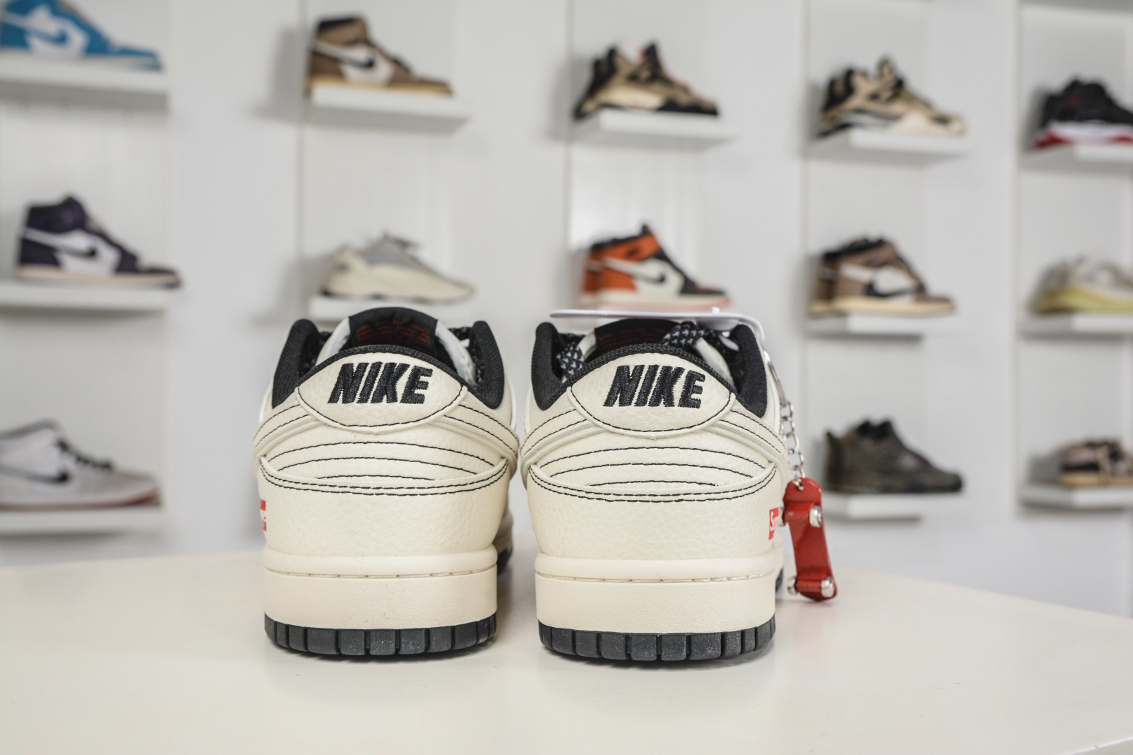Nike SB Dunk Low x Superme SUP联名-米白黑缝线 HH7518-098 Nike SB Dunk Low x Superme SUP联名-米白黑缝线 HH7518-098