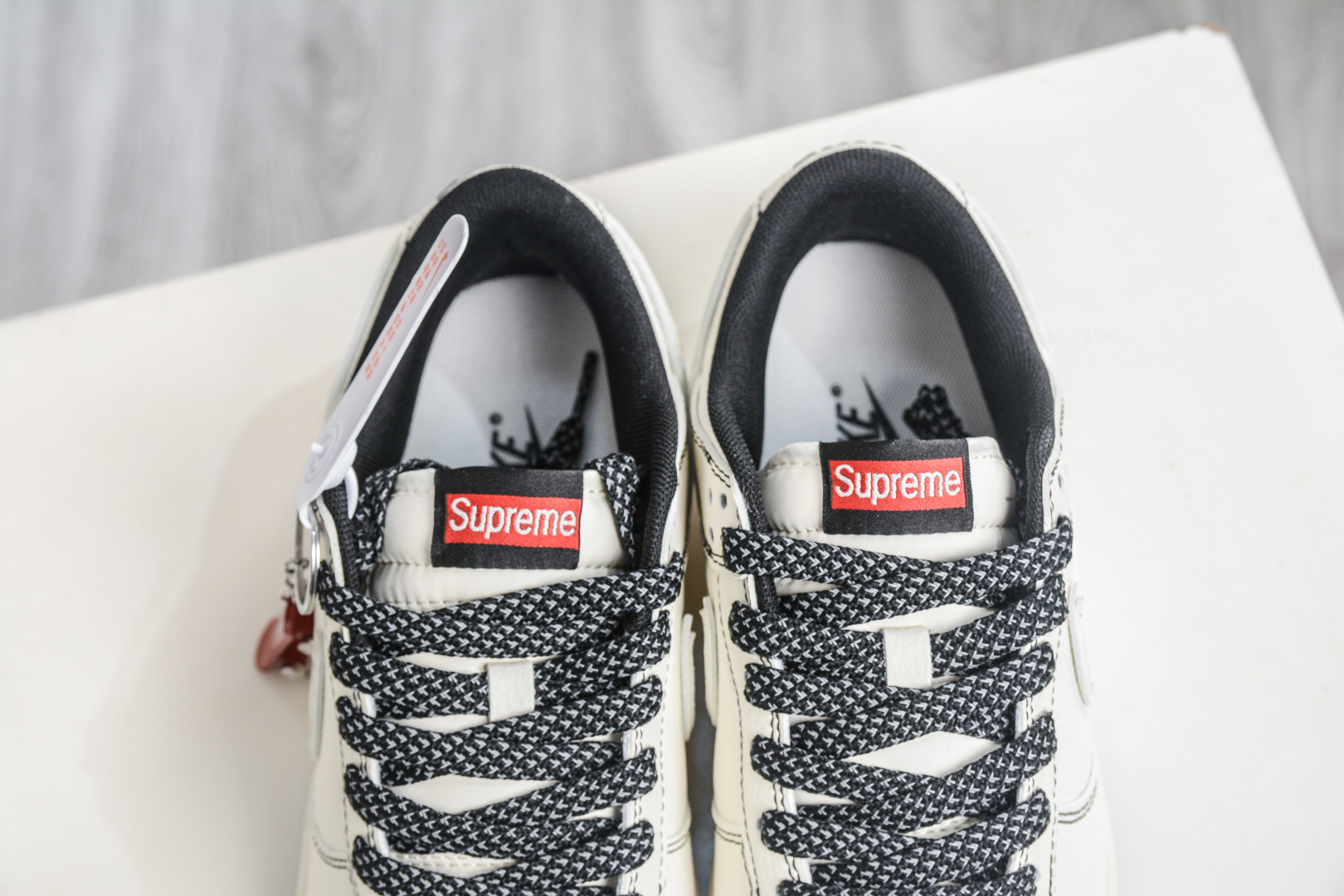 Nike SB Dunk Low x Superme SUP联名-米白黑缝线 HH7518-098 Nike SB Dunk Low x Superme SUP联名-米白黑缝线 HH7518-098