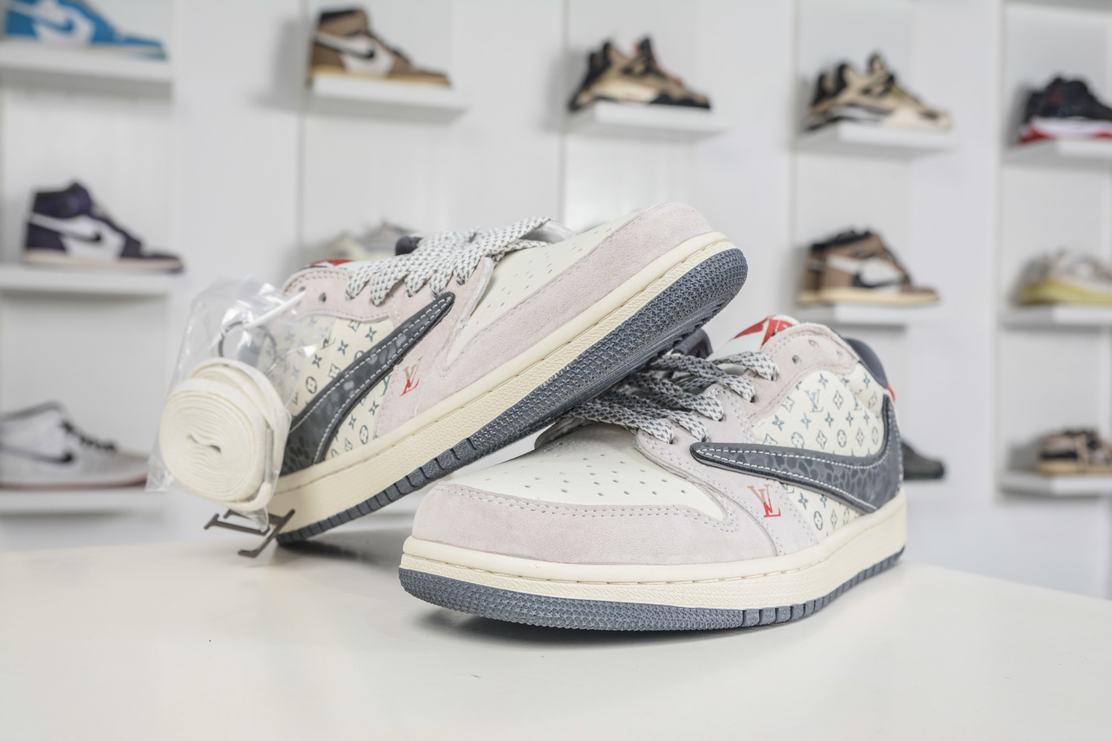 TS x Air Jordan x Louis Vuitton AJ1 Low 倒钩低帮LV联名-灰白 XS2025 DF25 TS x Air Jordan x Louis Vuitton AJ1 Low 倒钩低帮LV联名-灰白 XS2025 DF25