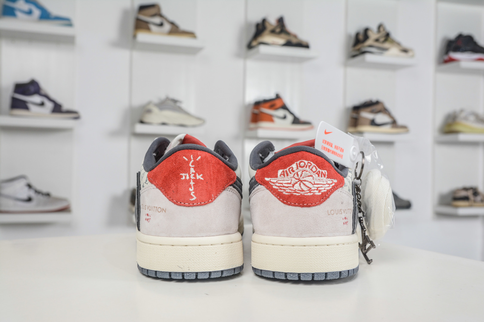 TS x Air Jordan x Louis Vuitton AJ1 Low 倒钩低帮LV联名-灰白 XS2025 DF25 TS x Air Jordan x Louis Vuitton AJ1 Low 倒钩低帮LV联名-灰白 XS2025 DF25