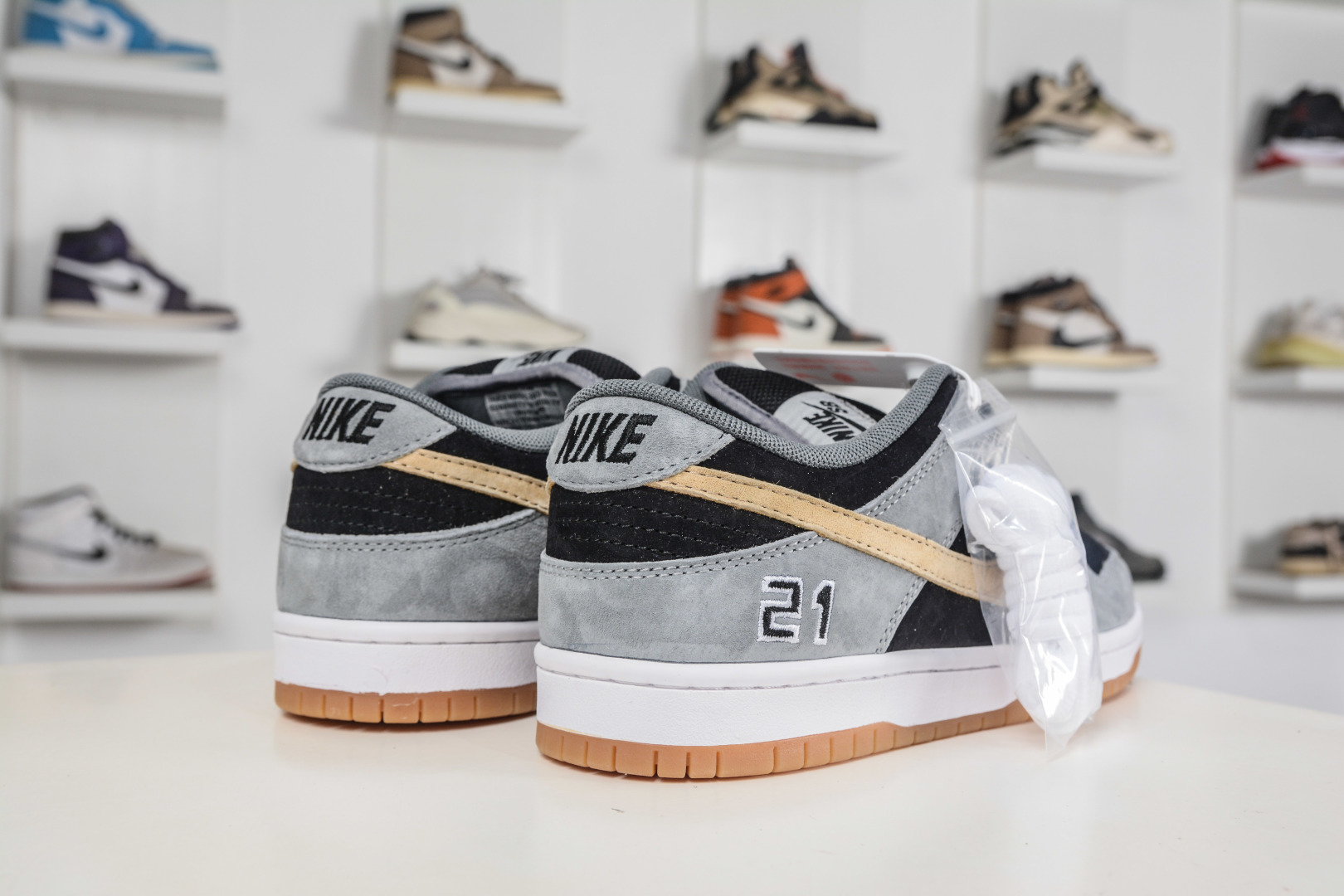 NIKE SB Dunk Low Pro 灰黑黄 BQ6817-204 NIKE SB Dunk Low Pro 灰黑黄 BQ6817-204