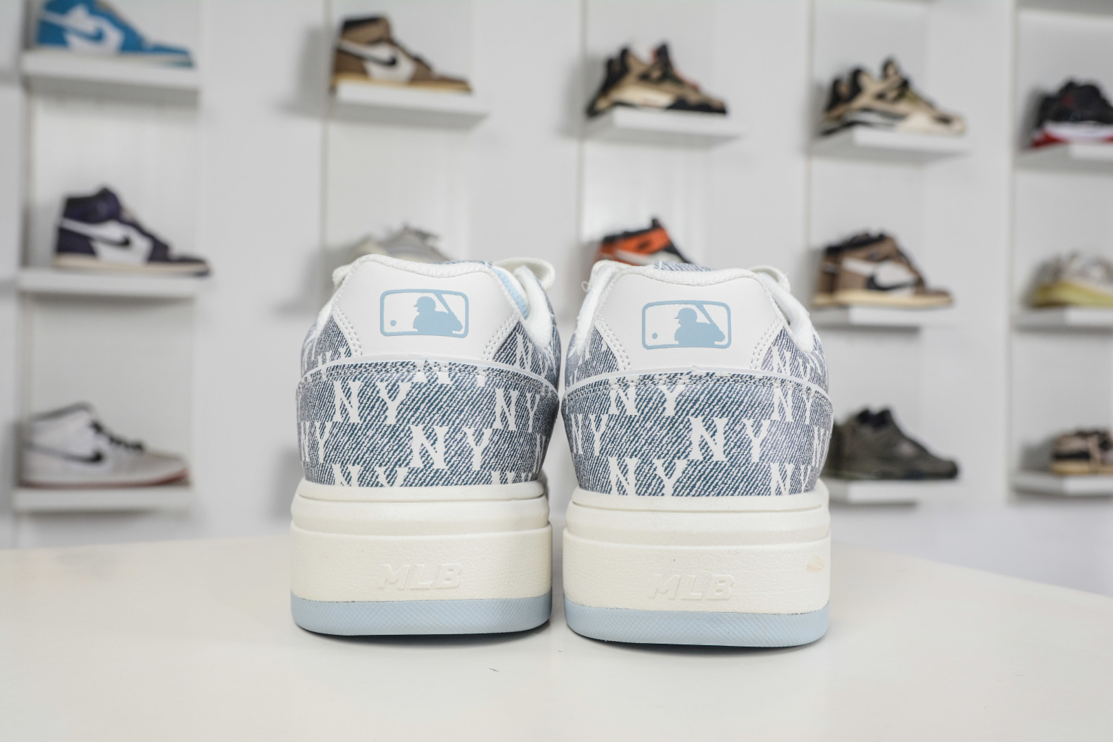 Alternative view of Sneakers 09921