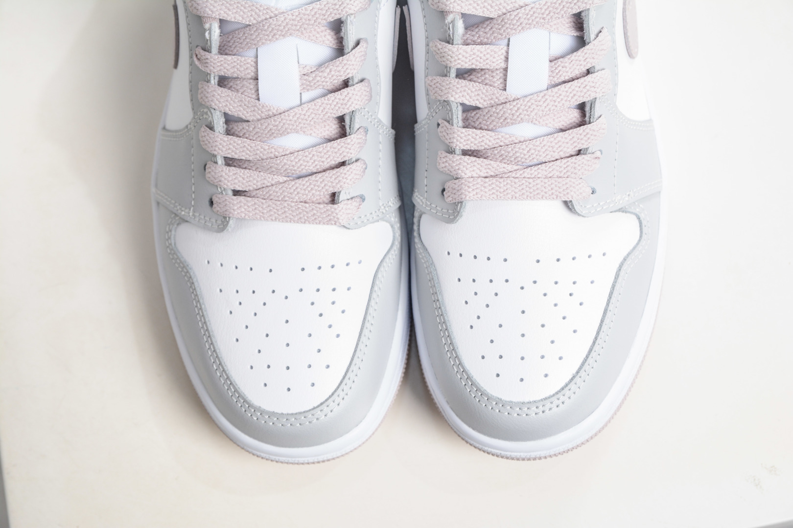 220 DTAir Jordan AJ1 Low 低帮 粉白灰 DC0774-606-Chinese UA Cheap High Quatity Brand Clothes Bags handbags Sneakers wholesale wholesaler seller from China Factory suppliers Fashion Clothing Shoes best Quality Beautiful Price 220 DTAir Jordan AJ1 Low 低帮 粉白灰 DC0774-606