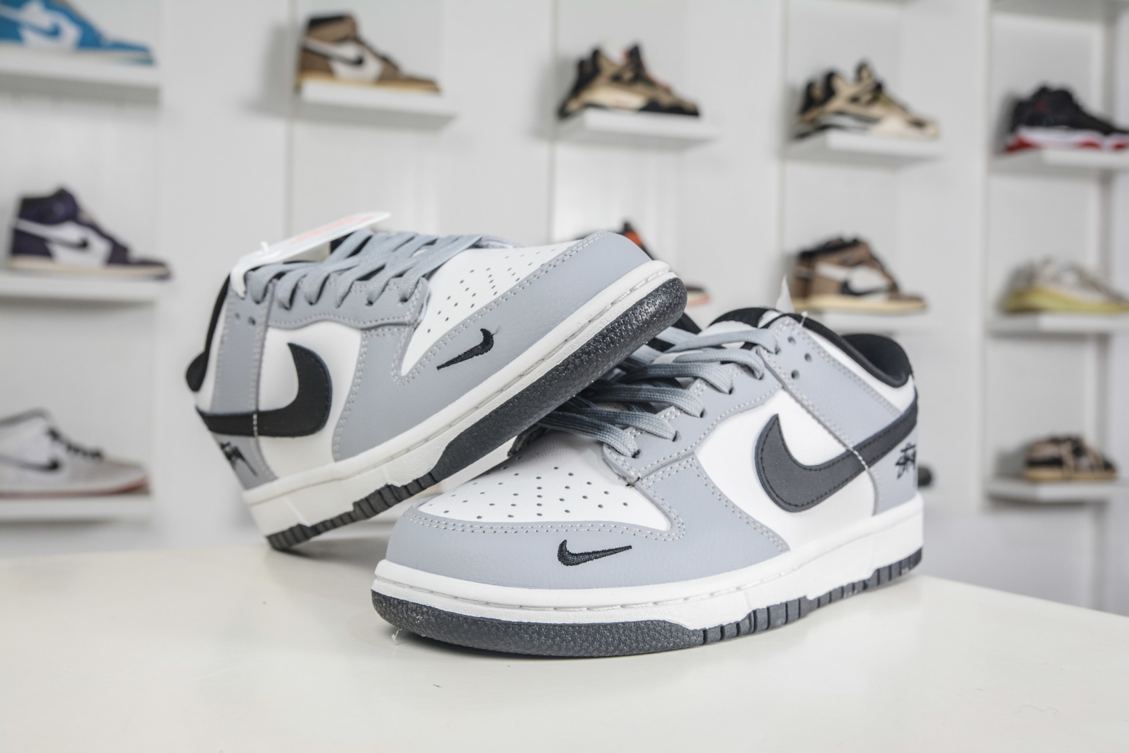270 Nike SB Dunk Low X Stussy 斯图西联名—白灰黑 TX1688-023
