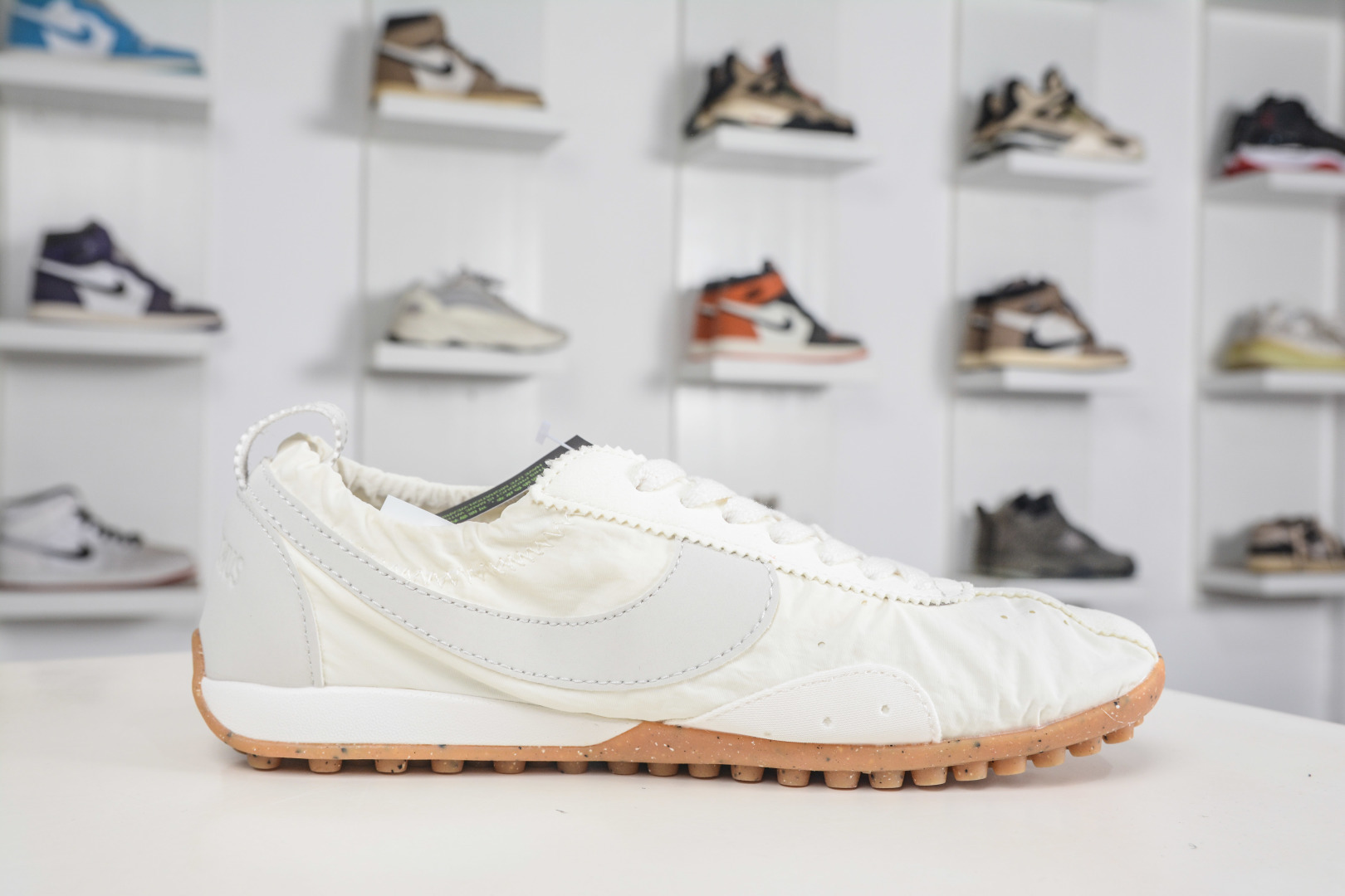 Jacquemus x Nike Jacumoon 耐克 柔软舒适防滑耐磨 低帮休闲板鞋 HV8547-002-Top High Quatity Cheap Sneakers Fashion Clothing Clothes Bags handbags Shoes of all Brand wholesale With The best Quality And Beautiful Price from China Factory Chinese suppliers wholesaler seller Jacquemus x Nike Jacumoon 耐克 柔软舒适防滑耐磨 低帮休闲板鞋 HV8547-002