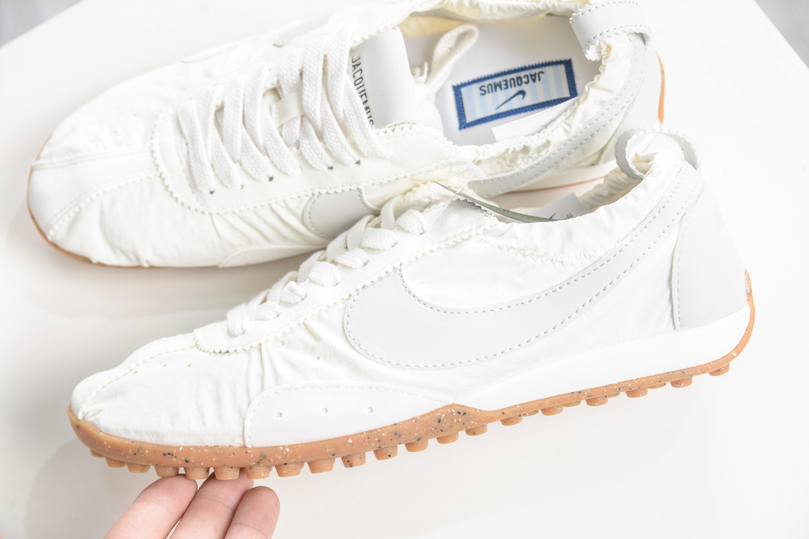 Jacquemus x Nike Jacumoon 耐克 柔软舒适防滑耐磨 低帮休闲板鞋 HV8547-002-Top High Quatity Cheap Sneakers Fashion Clothing Clothes Bags handbags Shoes of all Brand wholesale With The best Quality And Beautiful Price from China Factory Chinese suppliers wholesaler seller Jacquemus x Nike Jacumoon 耐克 柔软舒适防滑耐磨 低帮休闲板鞋 HV8547-002