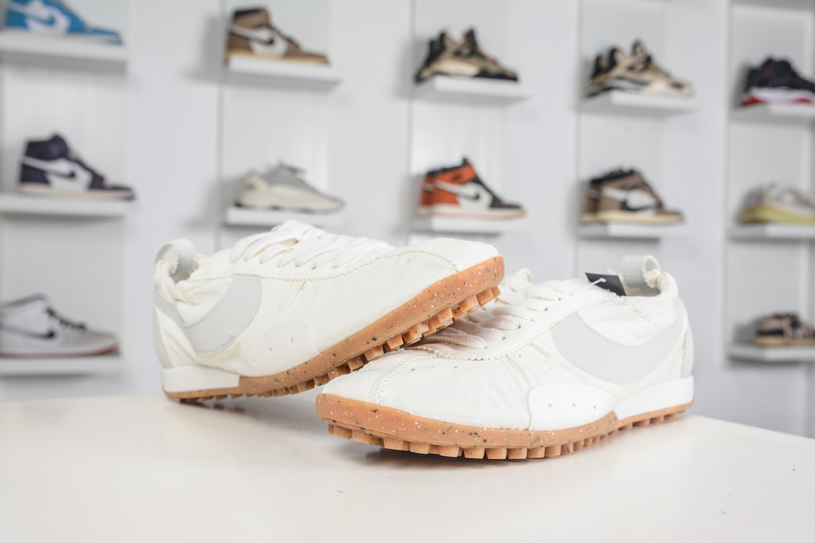 Jacquemus x Nike Jacumoon 耐克 柔软舒适防滑耐磨 低帮休闲板鞋 HV8547-002-Top High Quatity Cheap Sneakers Fashion Clothing Clothes Bags handbags Shoes of all Brand wholesale With The best Quality And Beautiful Price from China Factory Chinese suppliers wholesaler seller Jacquemus x Nike Jacumoon 耐克 柔软舒适防滑耐磨 低帮休闲板鞋 HV8547-002