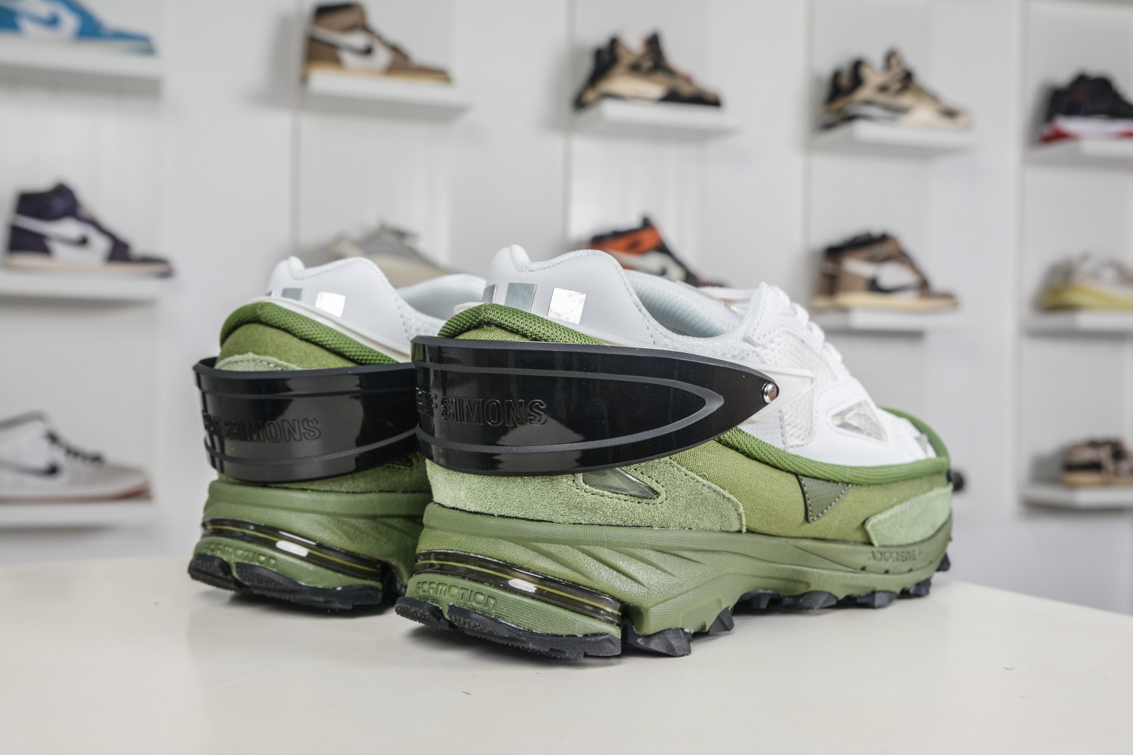 260 RAF SIMONS RUNNER 潮流运动 圆头系带 低帮休闲鞋采用光滑皮革 AQ2649