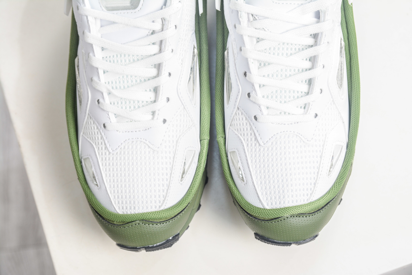 260 RAF SIMONS RUNNER 潮流运动 圆头系带 低帮休闲鞋采用光滑皮革 AQ2649