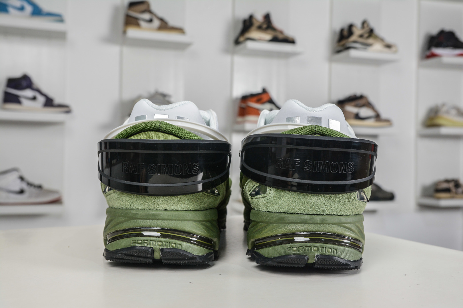 260 RAF SIMONS RUNNER 潮流运动 圆头系带 低帮休闲鞋采用光滑皮革 AQ2649
