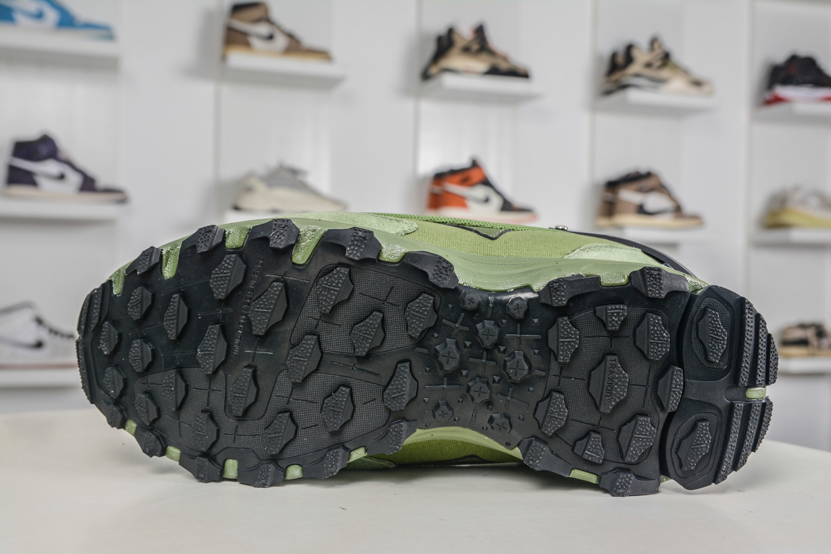 260 RAF SIMONS RUNNER 潮流运动 圆头系带 低帮休闲鞋采用光滑皮革 AQ2649