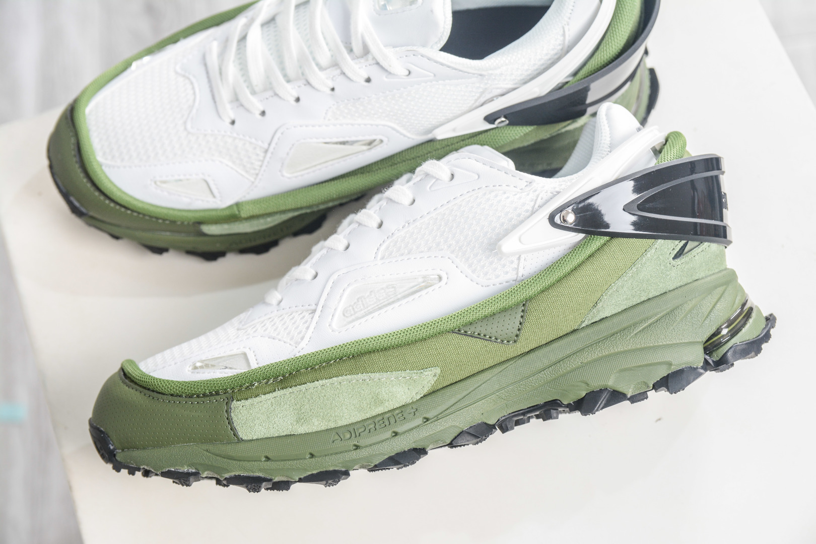 260 RAF SIMONS RUNNER 潮流运动 圆头系带 低帮休闲鞋采用光滑皮革 AQ2649