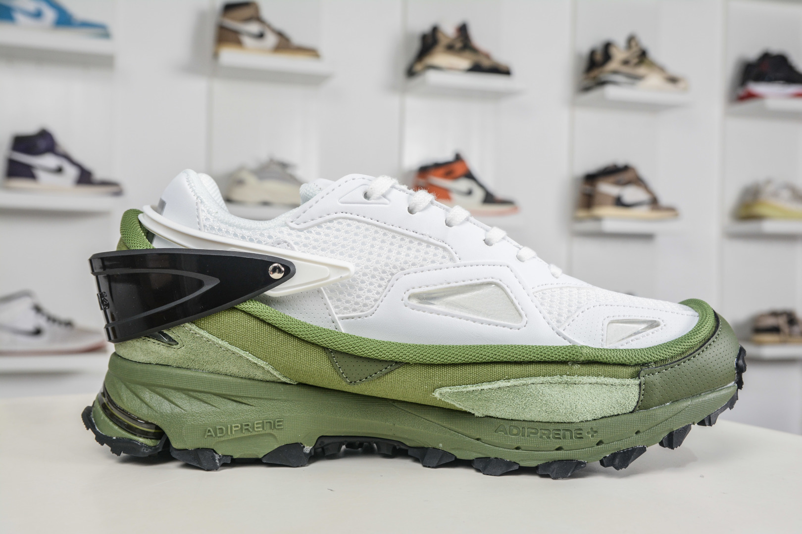 260 RAF SIMONS RUNNER 潮流运动 圆头系带 低帮休闲鞋采用光滑皮革 AQ2649