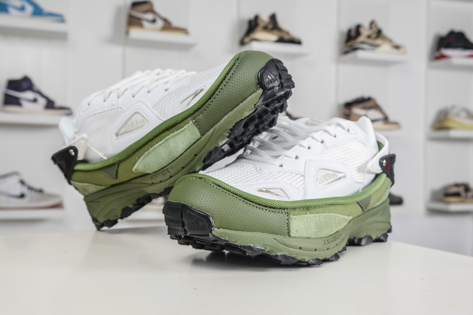 260 RAF SIMONS RUNNER 潮流运动 圆头系带 低帮休闲鞋采用光滑皮革 AQ2649