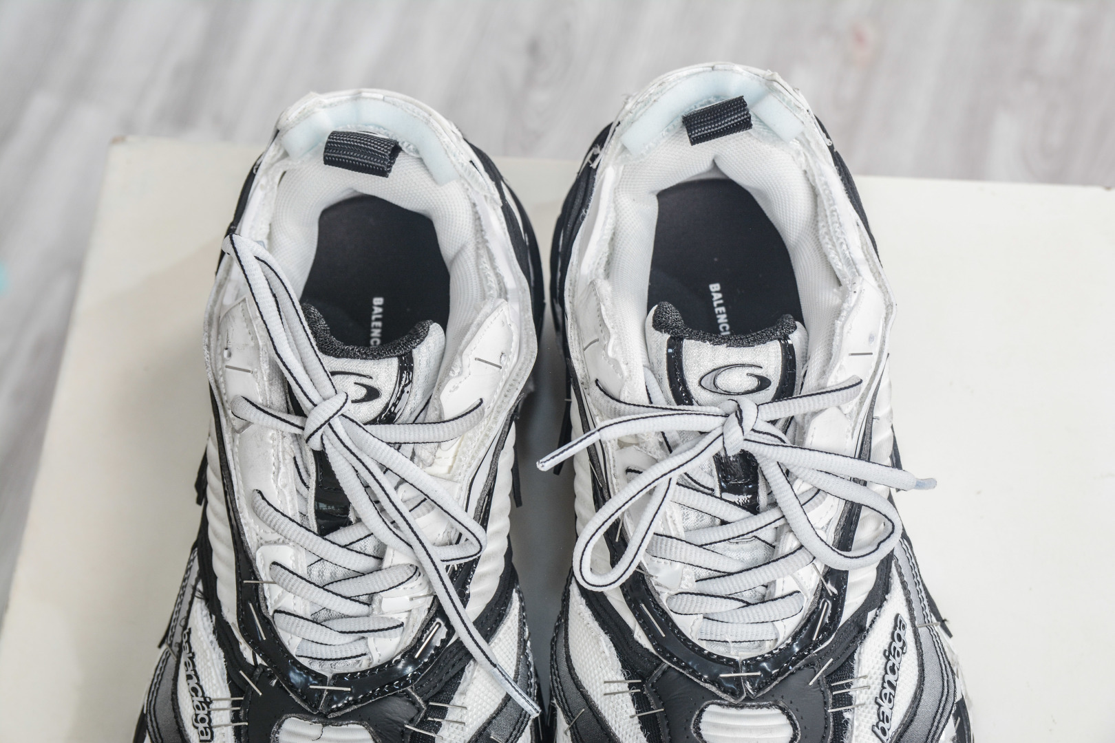 XA版本 纯原生产线出品 Balenciaga 巴黎世家 订书钉 23代 Soleless 圆头系带 低帮 黑白色 巴黎新款 841506 WOYX0 1910