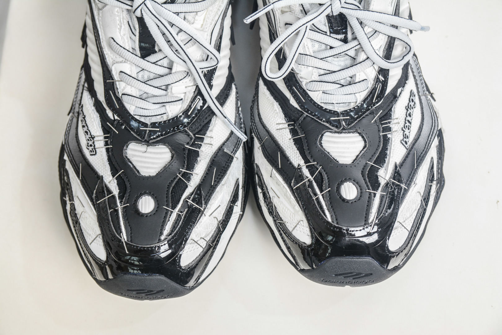 XA版本 纯原生产线出品 Balenciaga 巴黎世家 订书钉 23代 Soleless 圆头系带 低帮 黑白色 巴黎新款 841506 WOYX0 1910