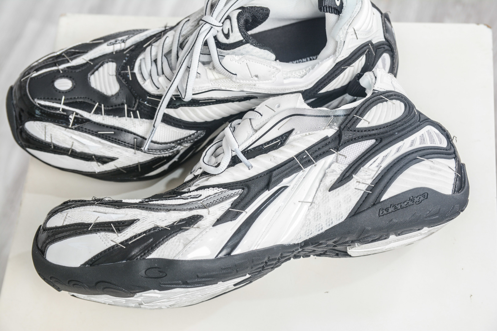 XA版本 纯原生产线出品 Balenciaga 巴黎世家 订书钉 23代 Soleless 圆头系带 低帮 黑白色 巴黎新款 841506 WOYX0 1910