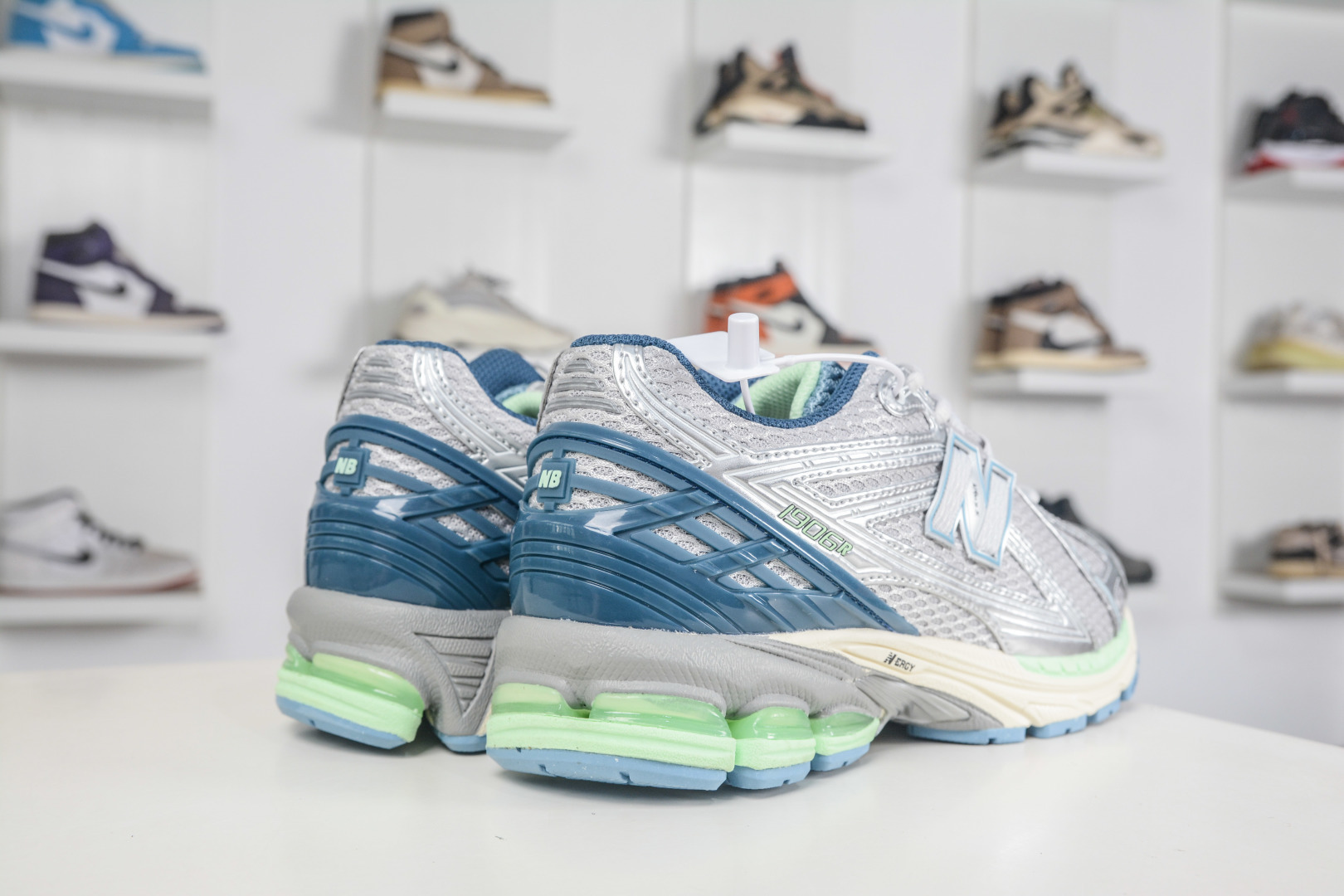 190 T版New Balance M1906系列 NB新百伦系列复古老爹风休闲运动慢跑鞋 采用轻质牛剖革拼接透气网眼衬垫织物鞋面材质 T-Beam大底提供足步弓支撑 保持步态稳定 后跟搭载外露缓震胶 网眼衬垫通过不规律的色块实现做旧的美感 泛黄的鞋底更是进一步增添了复古气息 U1906RCR 尺码36 37 37.5 38 38.5 39.5 40 40.5 41.5 42 42.5 43 44 45 46.5-Chinese UA Cheap High Quatity Brand Clothes Bags handbags Sneakers wholesale wholesaler seller from China Factory suppliers Fashion Clothing Shoes best Quality Beautiful Price 190 T版New Balance M1906系列 NB新百伦系列复古老爹风休闲运动慢跑鞋 采用轻质牛剖革拼接透气网眼衬垫织物鞋面材质 T-Beam大底提供足步弓支撑 保持步态稳定 后跟搭载外露缓震胶 网眼衬垫通过不规律的色块实现做旧的美感 泛黄的鞋底更是进一步增添了复古气息 U1906RCR 尺码36 37 37.5 38 38.5 39.5 40 40.5 41.5 42 42.5 43 44 45 46.5