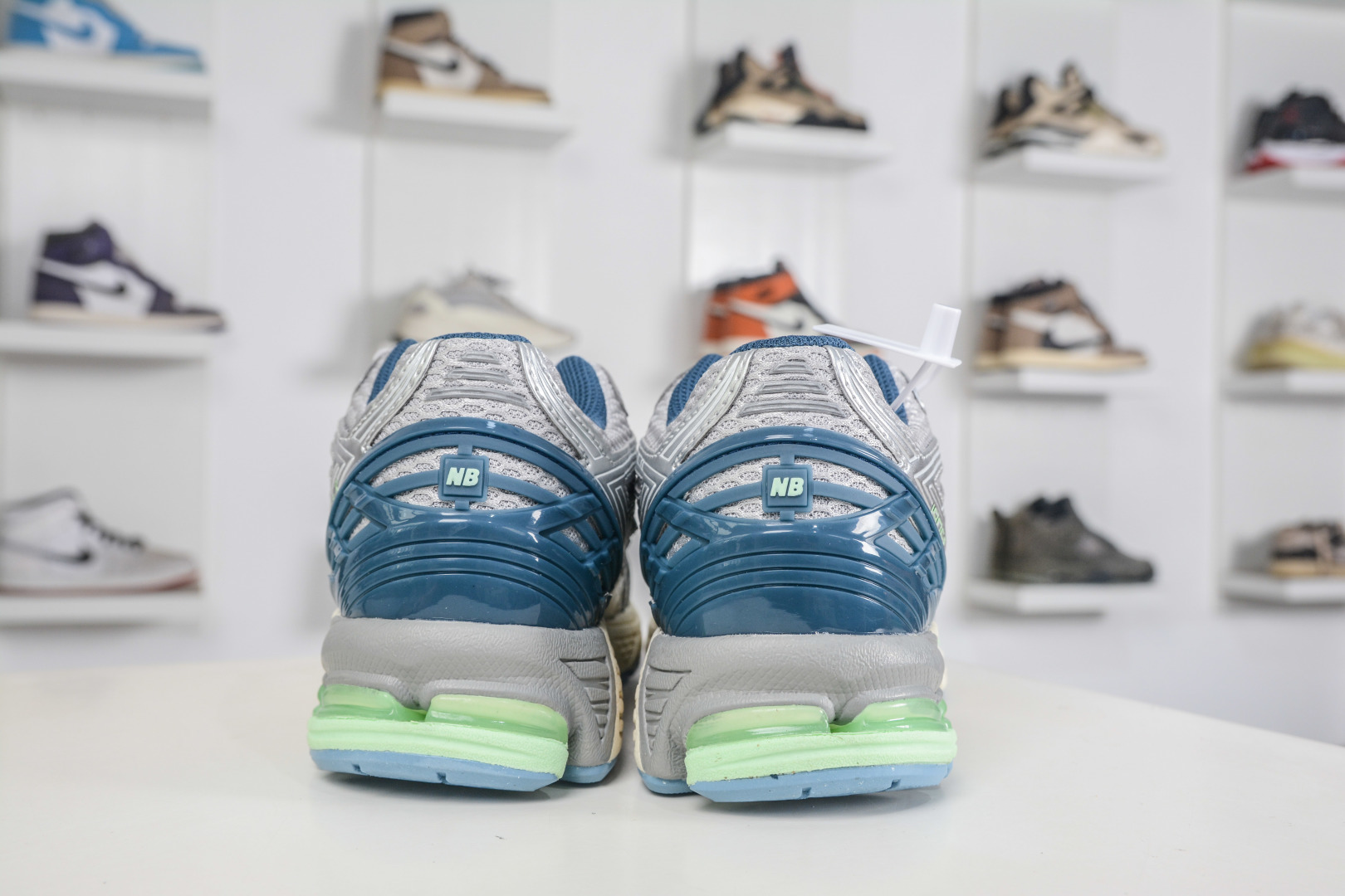 190 T版New Balance M1906系列 NB新百伦系列复古老爹风休闲运动慢跑鞋 采用轻质牛剖革拼接透气网眼衬垫织物鞋面材质 T-Beam大底提供足步弓支撑 保持步态稳定 后跟搭载外露缓震胶 网眼衬垫通过不规律的色块实现做旧的美感 泛黄的鞋底更是进一步增添了复古气息 U1906RCR 尺码36 37 37.5 38 38.5 39.5 40 40.5 41.5 42 42.5 43 44 45 46.5-Chinese UA Cheap High Quatity Brand Clothes Bags handbags Sneakers wholesale wholesaler seller from China Factory suppliers Fashion Clothing Shoes best Quality Beautiful Price 190 T版New Balance M1906系列 NB新百伦系列复古老爹风休闲运动慢跑鞋 采用轻质牛剖革拼接透气网眼衬垫织物鞋面材质 T-Beam大底提供足步弓支撑 保持步态稳定 后跟搭载外露缓震胶 网眼衬垫通过不规律的色块实现做旧的美感 泛黄的鞋底更是进一步增添了复古气息 U1906RCR 尺码36 37 37.5 38 38.5 39.5 40 40.5 41.5 42 42.5 43 44 45 46.5