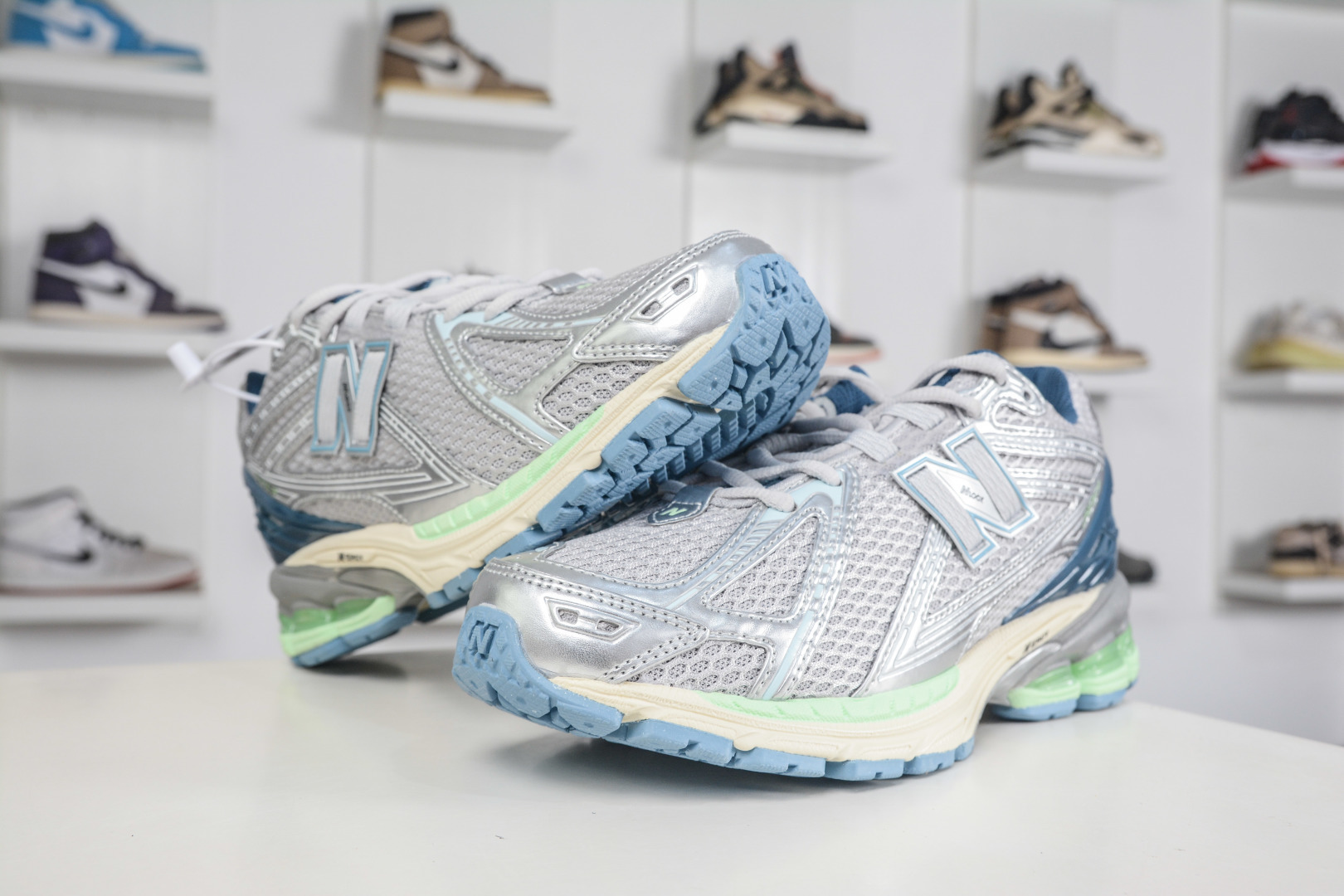 190 T版New Balance M1906系列 NB新百伦系列复古老爹风休闲运动慢跑鞋 采用轻质牛剖革拼接透气网眼衬垫织物鞋面材质 T-Beam大底提供足步弓支撑 保持步态稳定 后跟搭载外露缓震胶 网眼衬垫通过不规律的色块实现做旧的美感 泛黄的鞋底更是进一步增添了复古气息 U1906RCR 尺码36 37 37.5 38 38.5 39.5 40 40.5 41.5 42 42.5 43 44 45 46.5-Chinese UA Cheap High Quatity Brand Clothes Bags handbags Sneakers wholesale wholesaler seller from China Factory suppliers Fashion Clothing Shoes best Quality Beautiful Price 190 T版New Balance M1906系列 NB新百伦系列复古老爹风休闲运动慢跑鞋 采用轻质牛剖革拼接透气网眼衬垫织物鞋面材质 T-Beam大底提供足步弓支撑 保持步态稳定 后跟搭载外露缓震胶 网眼衬垫通过不规律的色块实现做旧的美感 泛黄的鞋底更是进一步增添了复古气息 U1906RCR 尺码36 37 37.5 38 38.5 39.5 40 40.5 41.5 42 42.5 43 44 45 46.5
