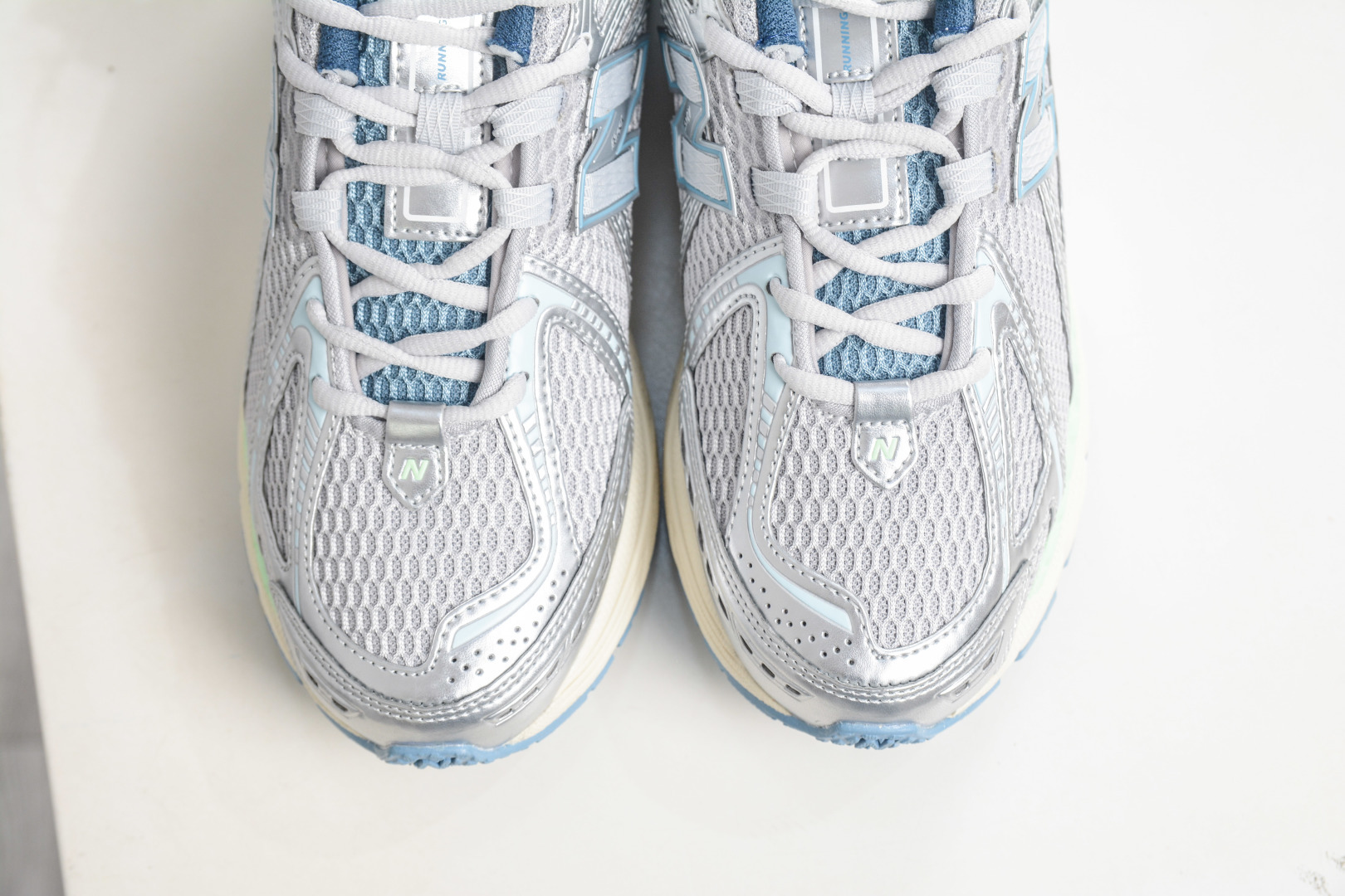 190 T版New Balance M1906系列 NB新百伦系列复古老爹风休闲运动慢跑鞋 采用轻质牛剖革拼接透气网眼衬垫织物鞋面材质 T-Beam大底提供足步弓支撑 保持步态稳定 后跟搭载外露缓震胶 网眼衬垫通过不规律的色块实现做旧的美感 泛黄的鞋底更是进一步增添了复古气息 U1906RCR 尺码36 37 37.5 38 38.5 39.5 40 40.5 41.5 42 42.5 43 44 45 46.5-Chinese UA Cheap High Quatity Brand Clothes Bags handbags Sneakers wholesale wholesaler seller from China Factory suppliers Fashion Clothing Shoes best Quality Beautiful Price 190 T版New Balance M1906系列 NB新百伦系列复古老爹风休闲运动慢跑鞋 采用轻质牛剖革拼接透气网眼衬垫织物鞋面材质 T-Beam大底提供足步弓支撑 保持步态稳定 后跟搭载外露缓震胶 网眼衬垫通过不规律的色块实现做旧的美感 泛黄的鞋底更是进一步增添了复古气息 U1906RCR 尺码36 37 37.5 38 38.5 39.5 40 40.5 41.5 42 42.5 43 44 45 46.5