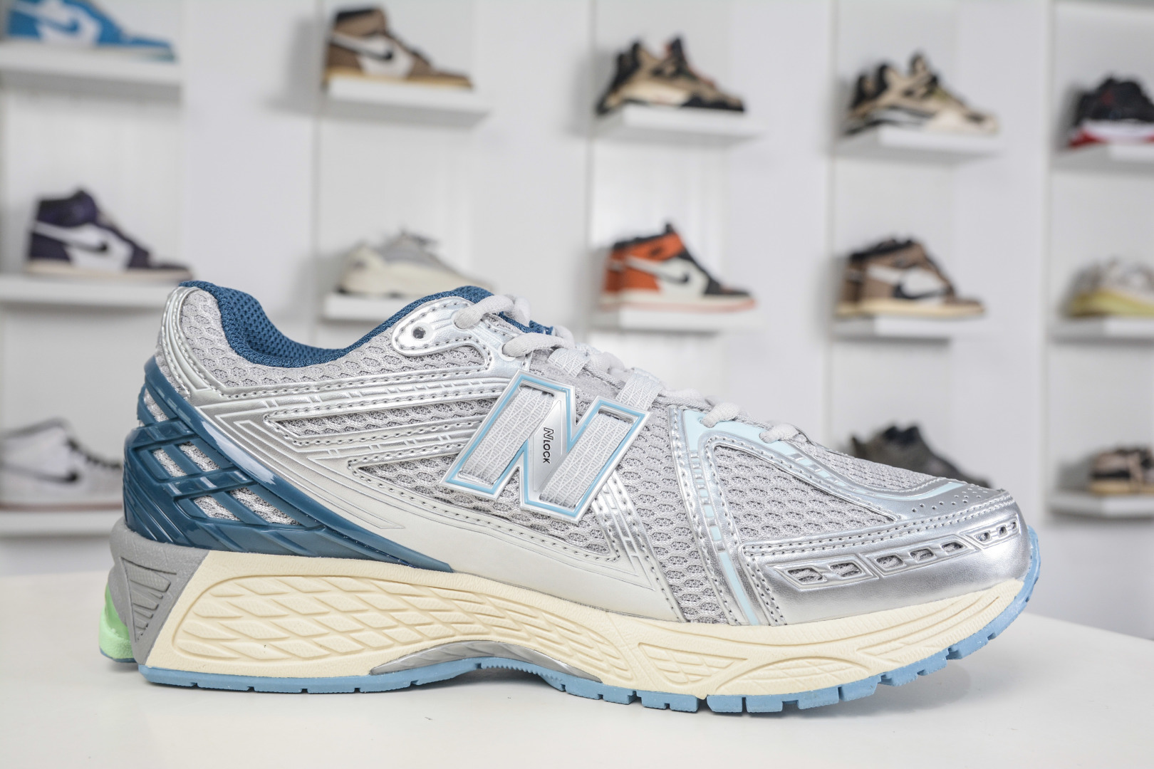 190 T版New Balance M1906系列 NB新百伦系列复古老爹风休闲运动慢跑鞋 采用轻质牛剖革拼接透气网眼衬垫织物鞋面材质 T-Beam大底提供足步弓支撑 保持步态稳定 后跟搭载外露缓震胶 网眼衬垫通过不规律的色块实现做旧的美感 泛黄的鞋底更是进一步增添了复古气息 U1906RCR 尺码36 37 37.5 38 38.5 39.5 40 40.5 41.5 42 42.5 43 44 45 46.5-Chinese UA Cheap High Quatity Brand Clothes Bags handbags Sneakers wholesale wholesaler seller from China Factory suppliers Fashion Clothing Shoes best Quality Beautiful Price 190 T版New Balance M1906系列 NB新百伦系列复古老爹风休闲运动慢跑鞋 采用轻质牛剖革拼接透气网眼衬垫织物鞋面材质 T-Beam大底提供足步弓支撑 保持步态稳定 后跟搭载外露缓震胶 网眼衬垫通过不规律的色块实现做旧的美感 泛黄的鞋底更是进一步增添了复古气息 U1906RCR 尺码36 37 37.5 38 38.5 39.5 40 40.5 41.5 42 42.5 43 44 45 46.5