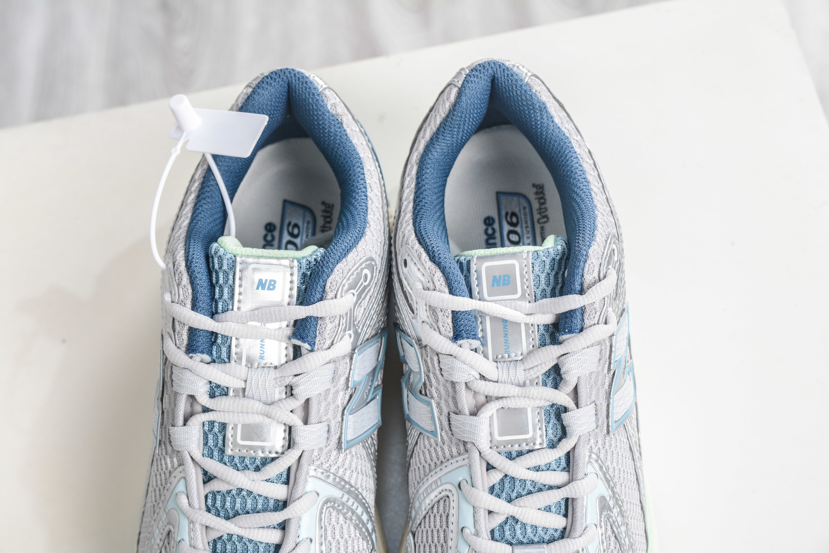 190 T版New Balance M1906系列 NB新百伦系列复古老爹风休闲运动慢跑鞋 采用轻质牛剖革拼接透气网眼衬垫织物鞋面材质 T-Beam大底提供足步弓支撑 保持步态稳定 后跟搭载外露缓震胶 网眼衬垫通过不规律的色块实现做旧的美感 泛黄的鞋底更是进一步增添了复古气息 U1906RCR 尺码36 37 37.5 38 38.5 39.5 40 40.5 41.5 42 42.5 43 44 45 46.5-Chinese UA Cheap High Quatity Brand Clothes Bags handbags Sneakers wholesale wholesaler seller from China Factory suppliers Fashion Clothing Shoes best Quality Beautiful Price 190 T版New Balance M1906系列 NB新百伦系列复古老爹风休闲运动慢跑鞋 采用轻质牛剖革拼接透气网眼衬垫织物鞋面材质 T-Beam大底提供足步弓支撑 保持步态稳定 后跟搭载外露缓震胶 网眼衬垫通过不规律的色块实现做旧的美感 泛黄的鞋底更是进一步增添了复古气息 U1906RCR 尺码36 37 37.5 38 38.5 39.5 40 40.5 41.5 42 42.5 43 44 45 46.5