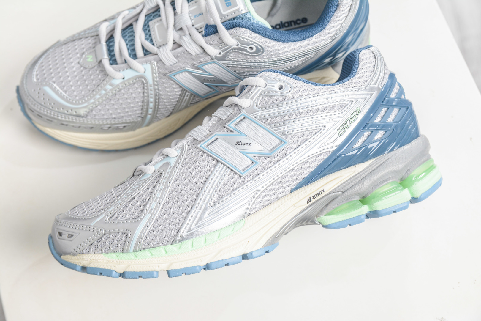 190 T版New Balance M1906系列 NB新百伦系列复古老爹风休闲运动慢跑鞋 采用轻质牛剖革拼接透气网眼衬垫织物鞋面材质 T-Beam大底提供足步弓支撑 保持步态稳定 后跟搭载外露缓震胶 网眼衬垫通过不规律的色块实现做旧的美感 泛黄的鞋底更是进一步增添了复古气息 U1906RCR 尺码36 37 37.5 38 38.5 39.5 40 40.5 41.5 42 42.5 43 44 45 46.5-Chinese UA Cheap High Quatity Brand Clothes Bags handbags Sneakers wholesale wholesaler seller from China Factory suppliers Fashion Clothing Shoes best Quality Beautiful Price 190 T版New Balance M1906系列 NB新百伦系列复古老爹风休闲运动慢跑鞋 采用轻质牛剖革拼接透气网眼衬垫织物鞋面材质 T-Beam大底提供足步弓支撑 保持步态稳定 后跟搭载外露缓震胶 网眼衬垫通过不规律的色块实现做旧的美感 泛黄的鞋底更是进一步增添了复古气息 U1906RCR 尺码36 37 37.5 38 38.5 39.5 40 40.5 41.5 42 42.5 43 44 45 46.5